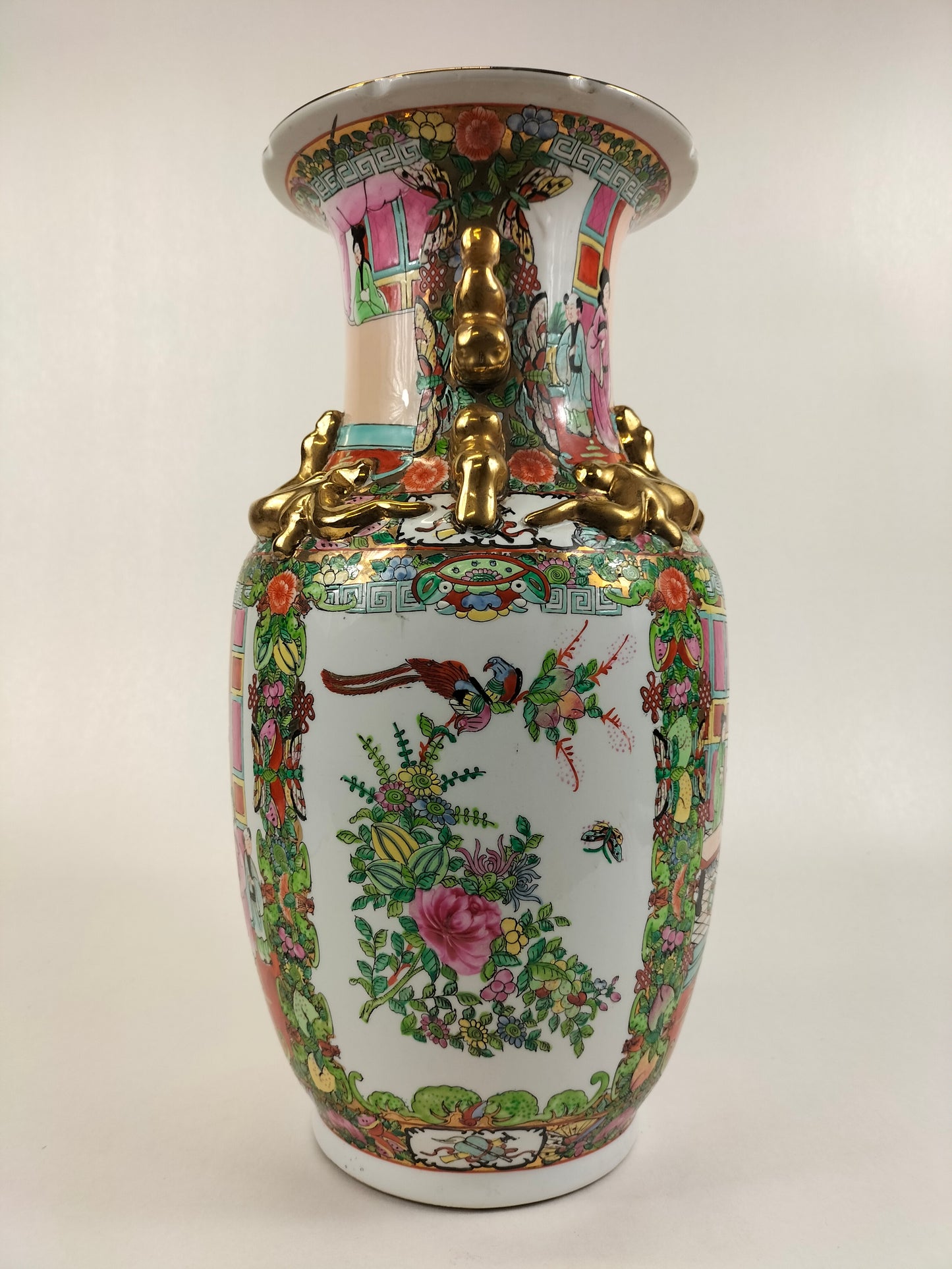 Vase médaillon en porcelaine de Chine de Canton à décor de scène impériale // XXe siècle