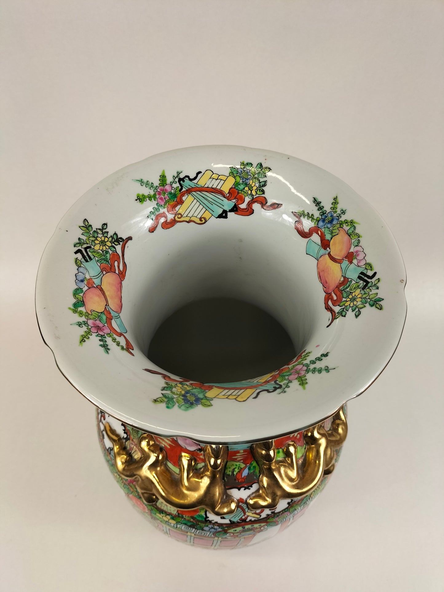 Vase médaillon en porcelaine de Chine de Canton à décor de scène impériale // XXe siècle