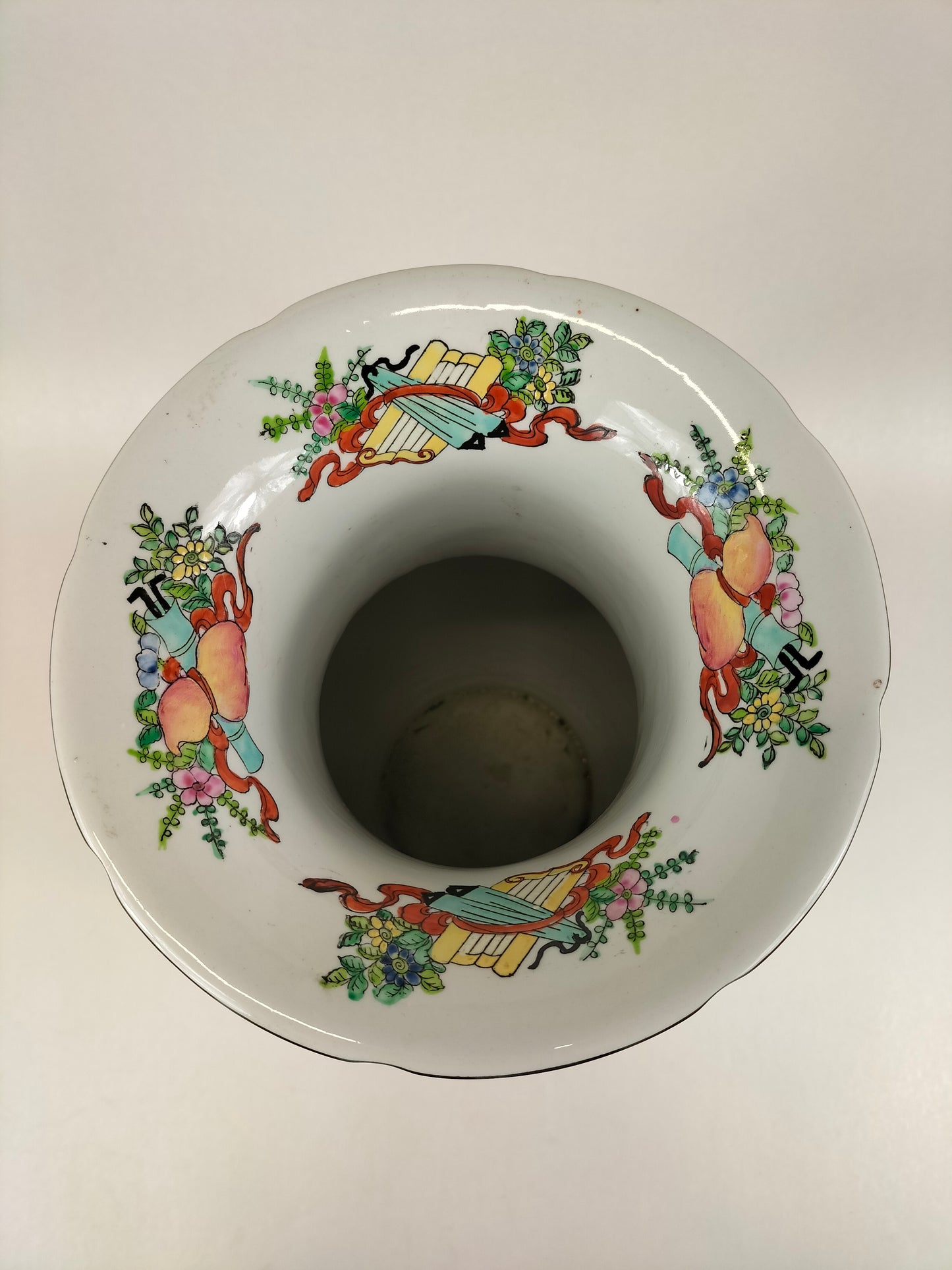 Vase médaillon en porcelaine de Chine de Canton à décor de scène impériale // XXe siècle