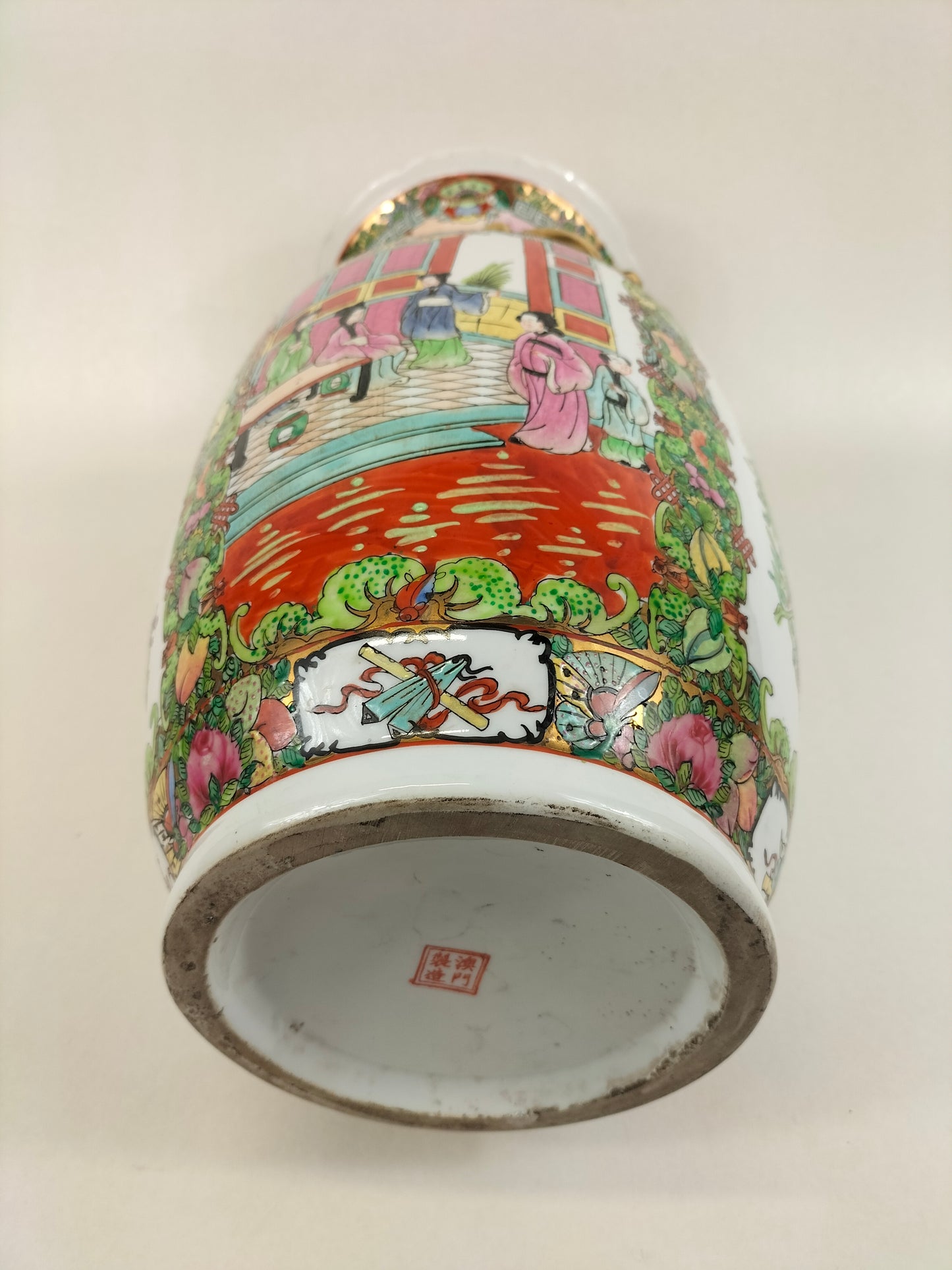 Vase médaillon en porcelaine de Chine de Canton à décor de scène impériale // XXe siècle