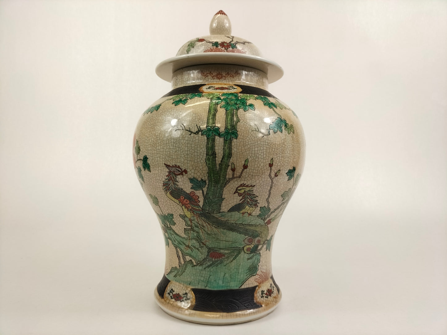 Vase à couvercle en faïence craquelée chinoise de Nankin décoré d'oiseaux et de fleurs // Milieu du XXe siècle