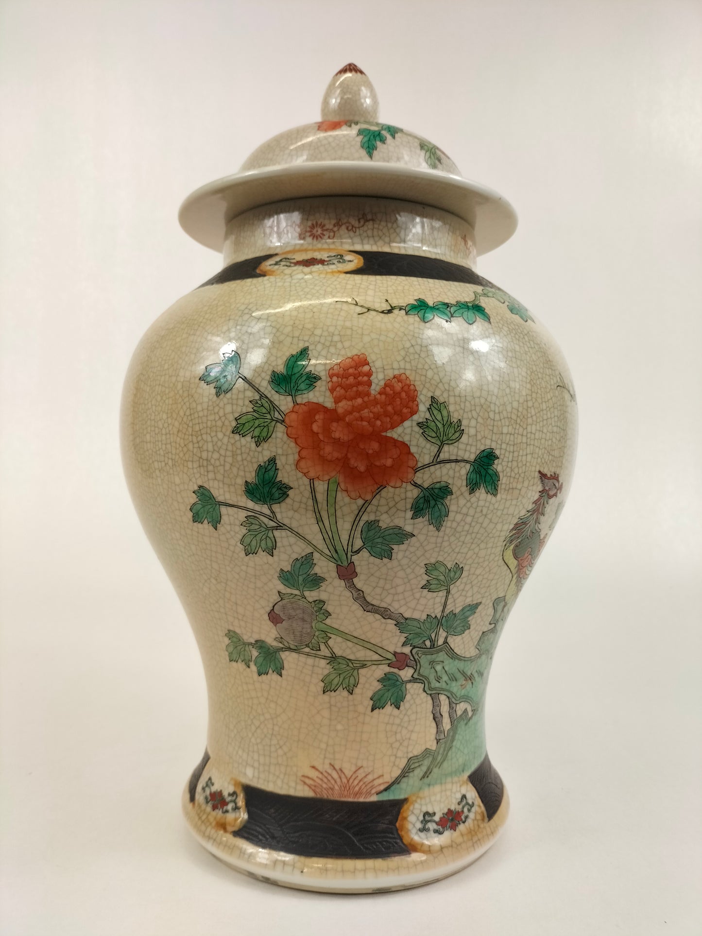 Vase à couvercle en faïence craquelée chinoise de Nankin décoré d'oiseaux et de fleurs // Milieu du XXe siècle