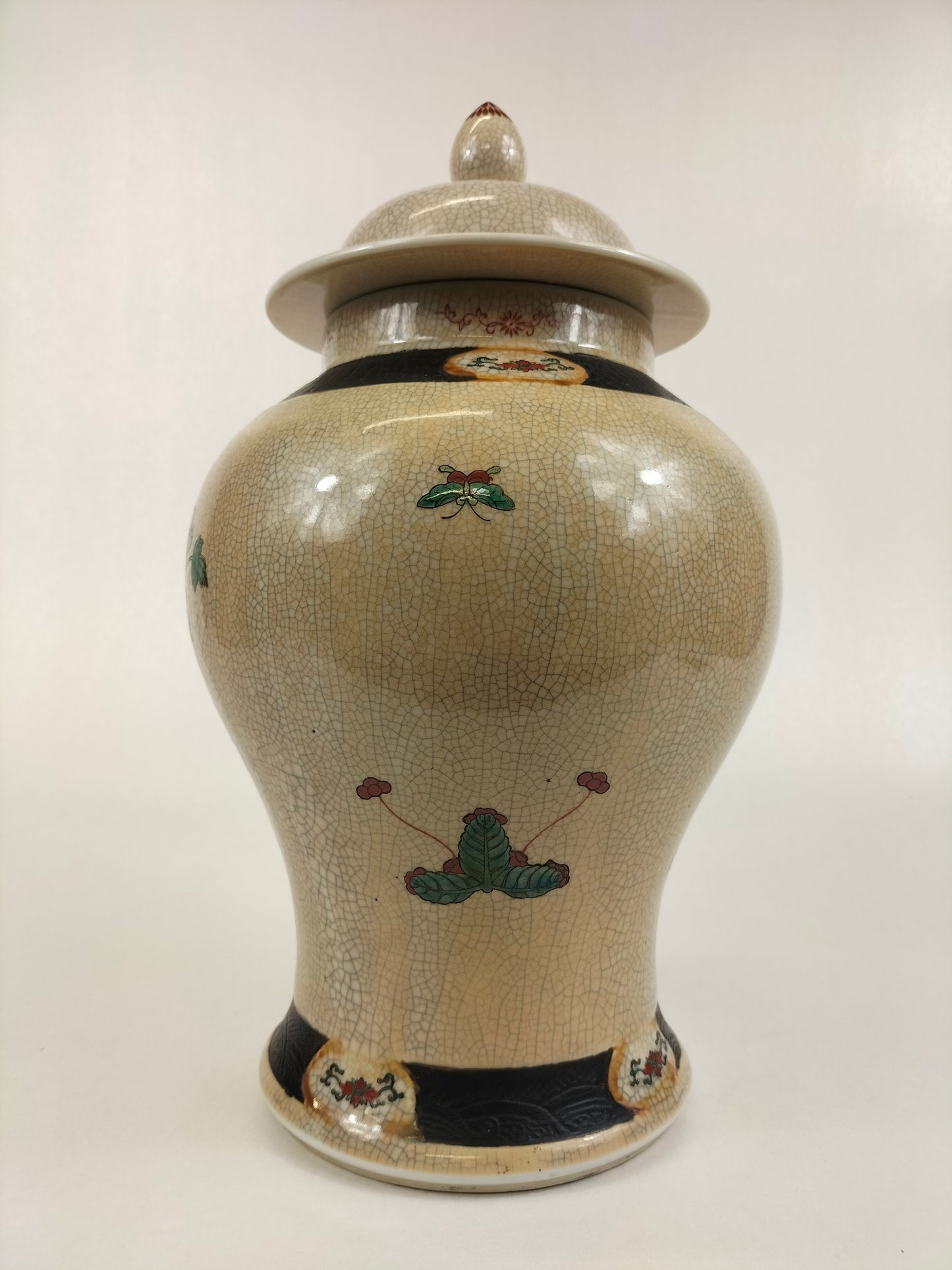 Vase à couvercle en faïence craquelée chinoise de Nankin décoré d'oiseaux et de fleurs // Milieu du XXe siècle