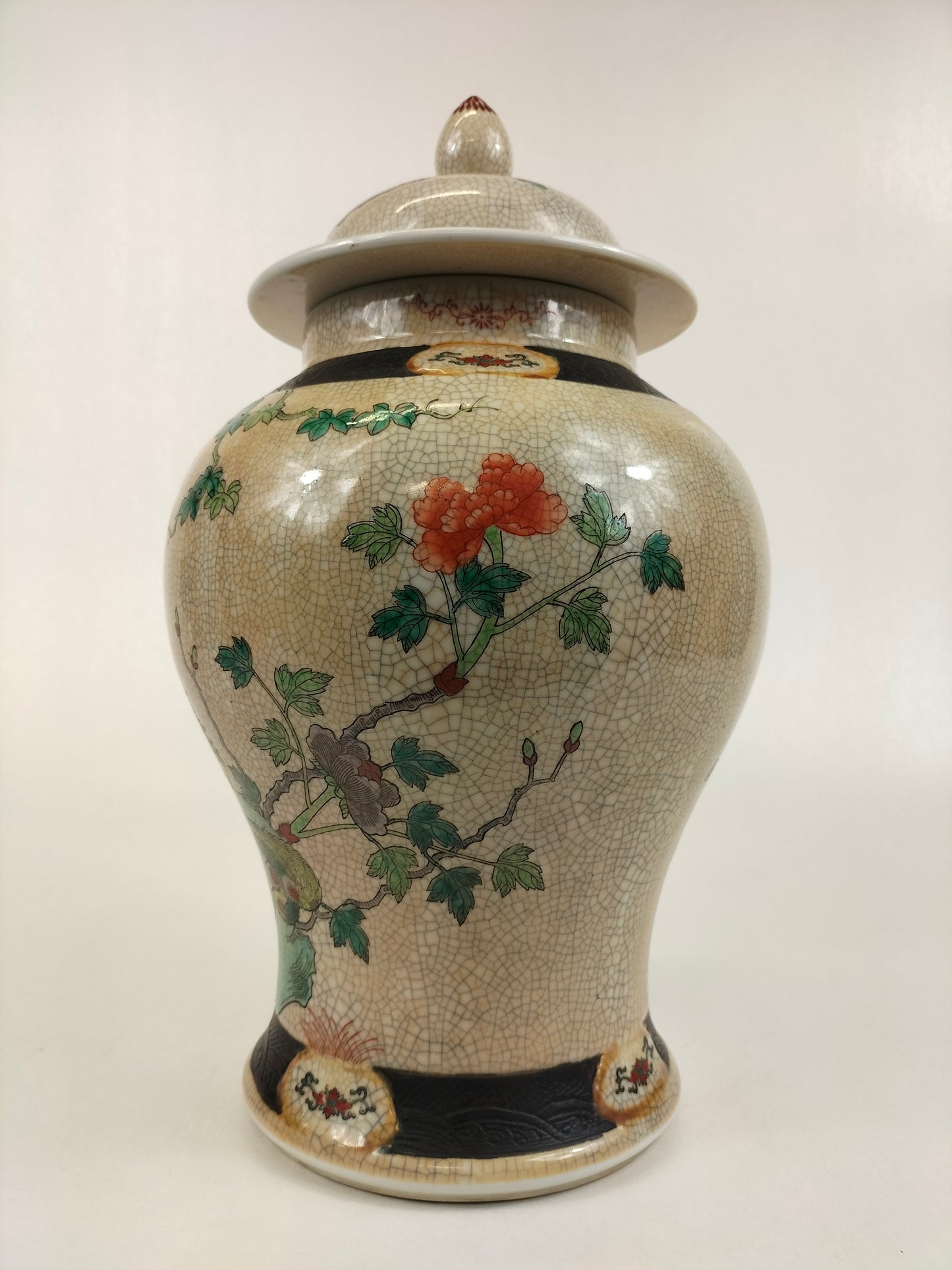 Vase à couvercle en faïence craquelée chinoise de Nankin décoré d'oiseaux et de fleurs // Milieu du XXe siècle