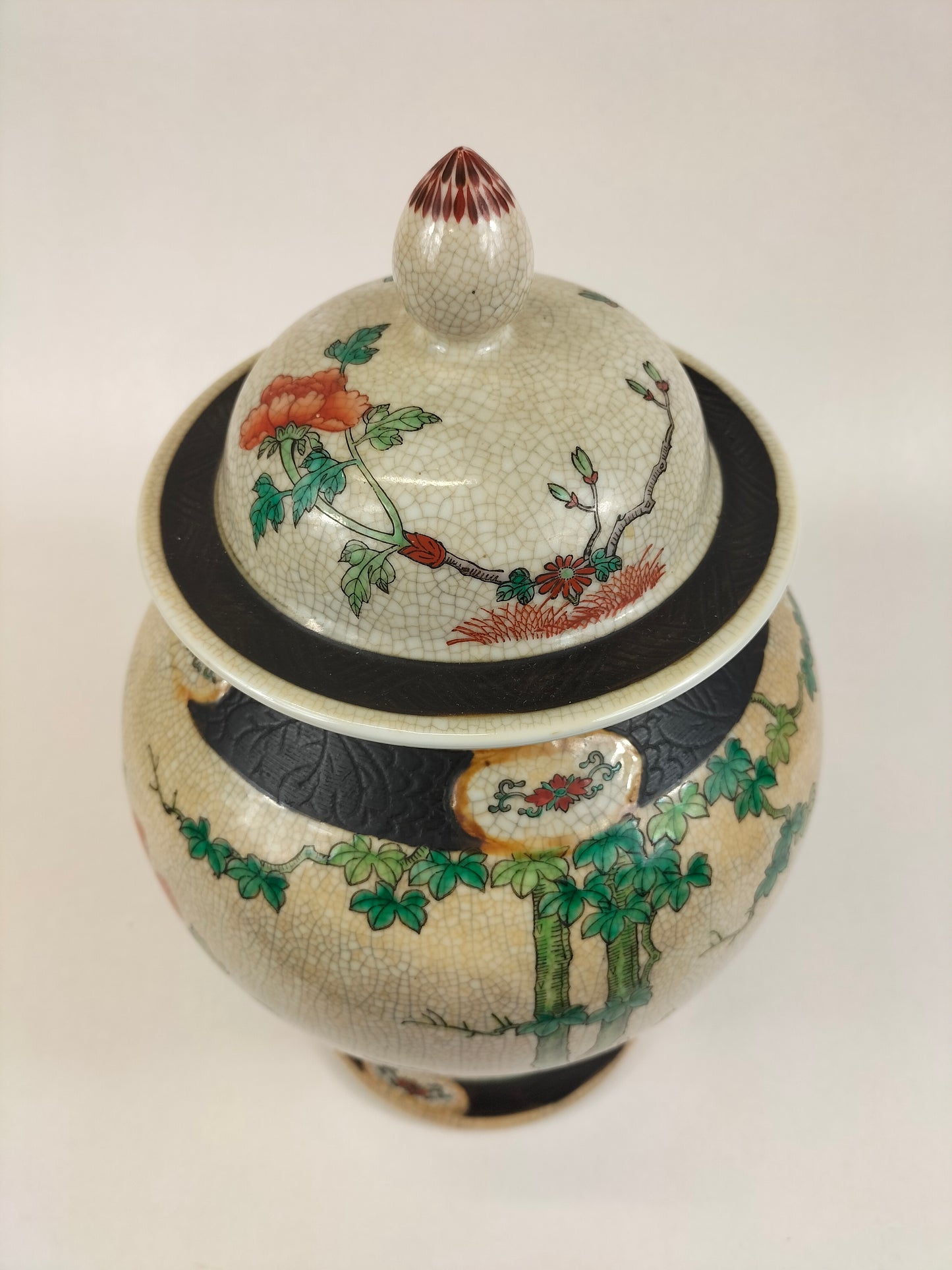 Vase à couvercle en faïence craquelée chinoise de Nankin décoré d'oiseaux et de fleurs // Milieu du XXe siècle