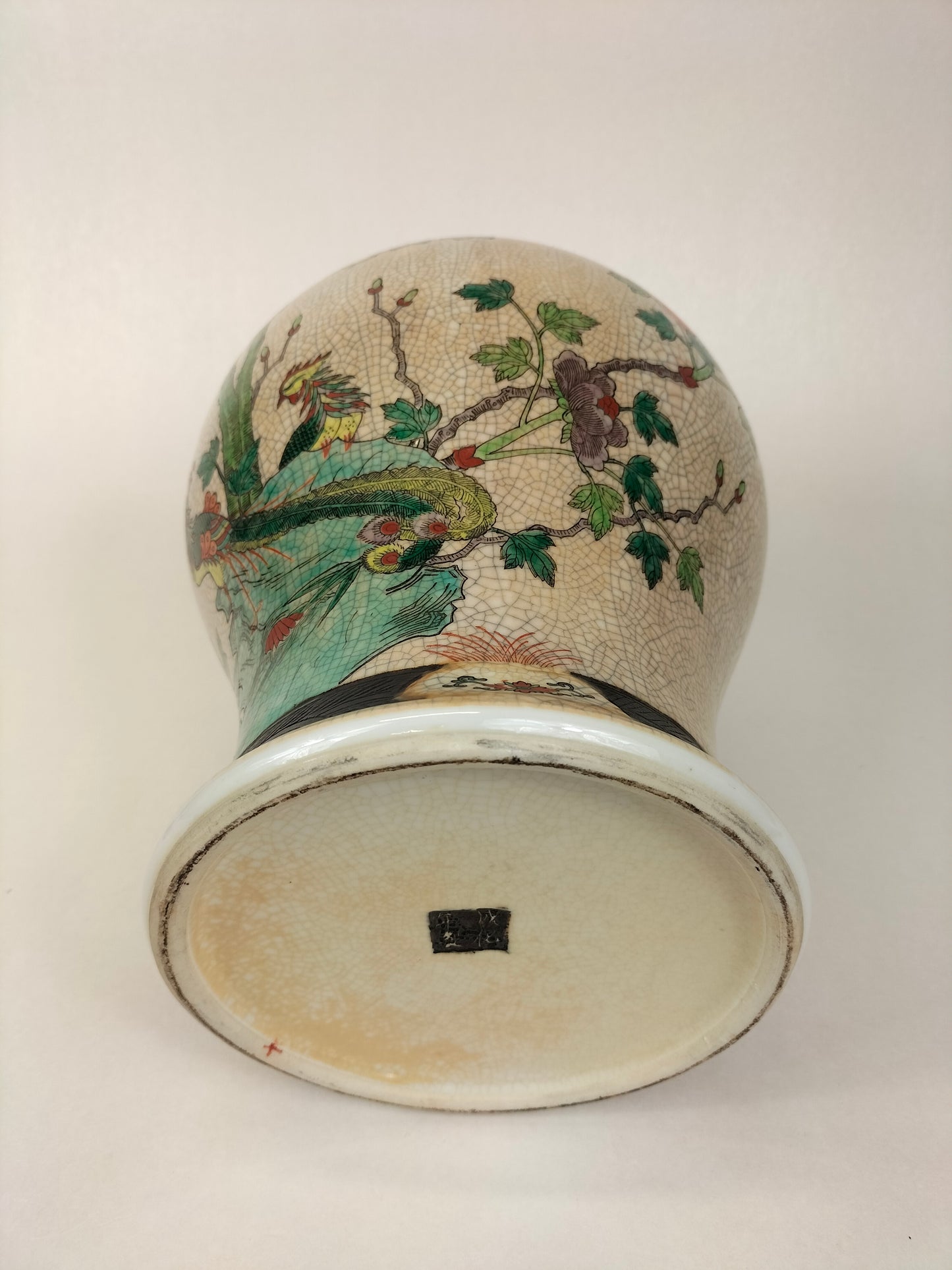 Vase à couvercle en faïence craquelée chinoise de Nankin décoré d'oiseaux et de fleurs // Milieu du XXe siècle