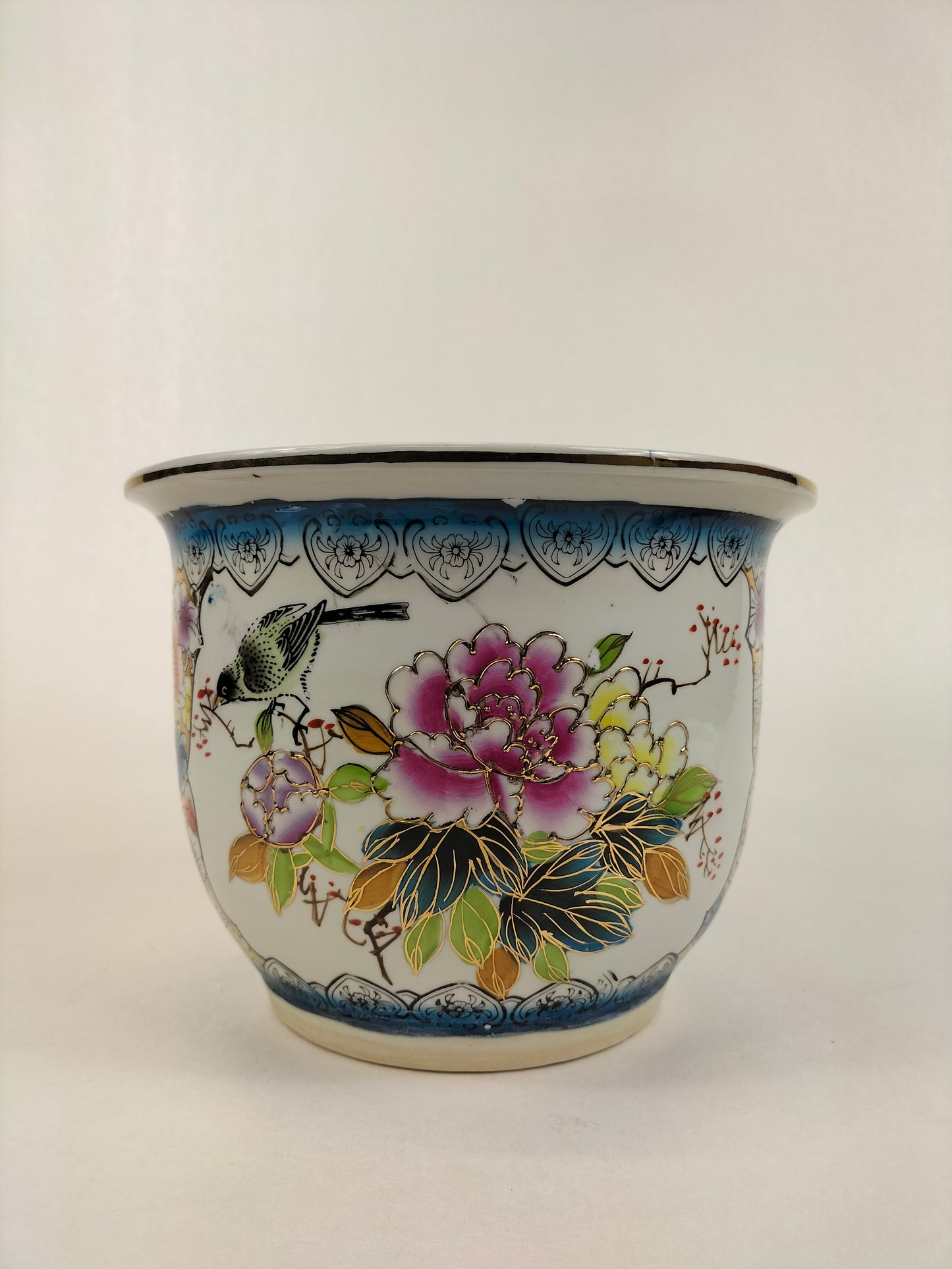 Jardinière chinoise famille rose à décor de fleurs // Millefleur - XXe siècle