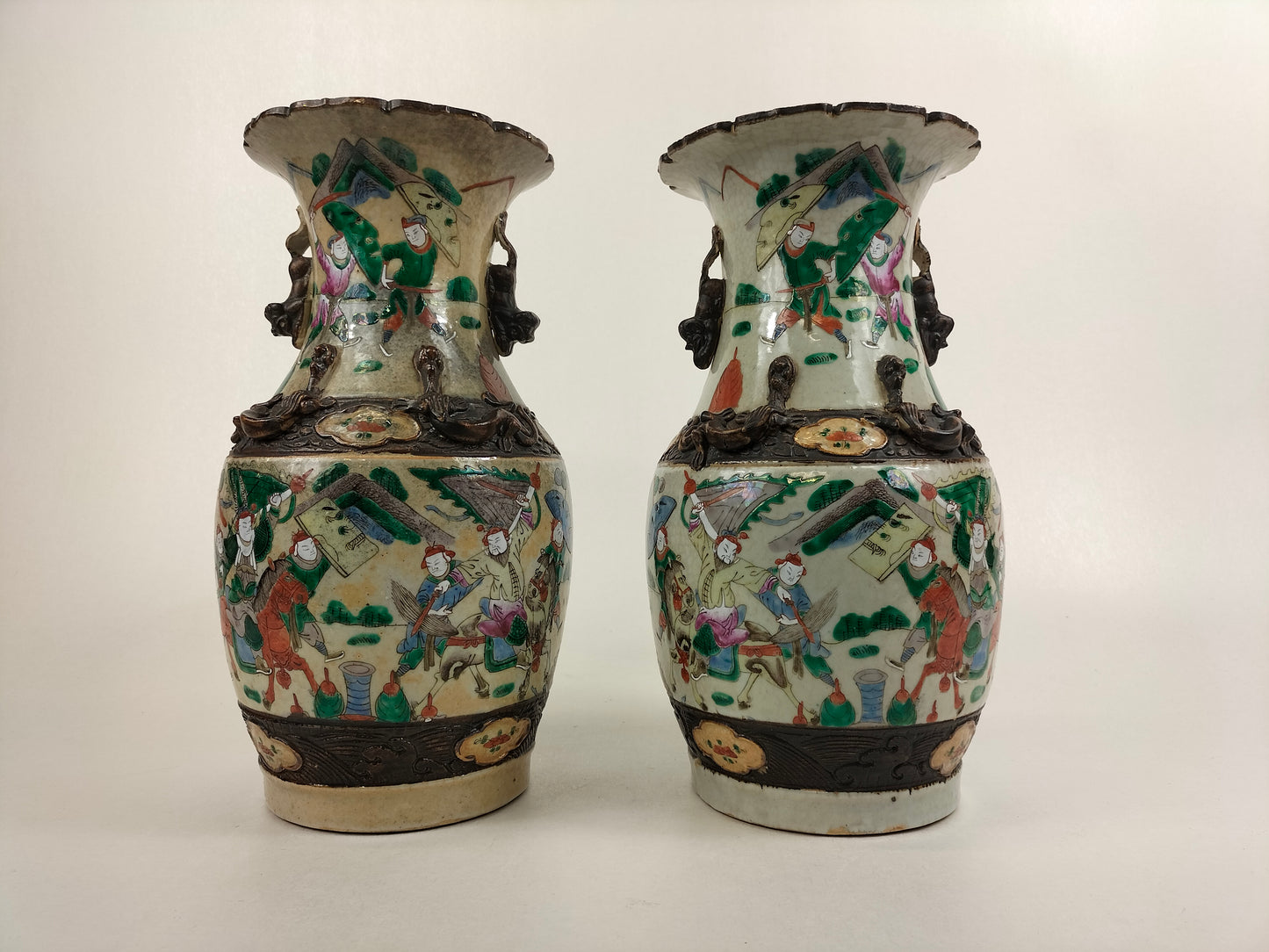 Conjunto de 2 vasos antigos chineses de Nanquim decorados com guerreiros // Dinastia Qing - século XIX