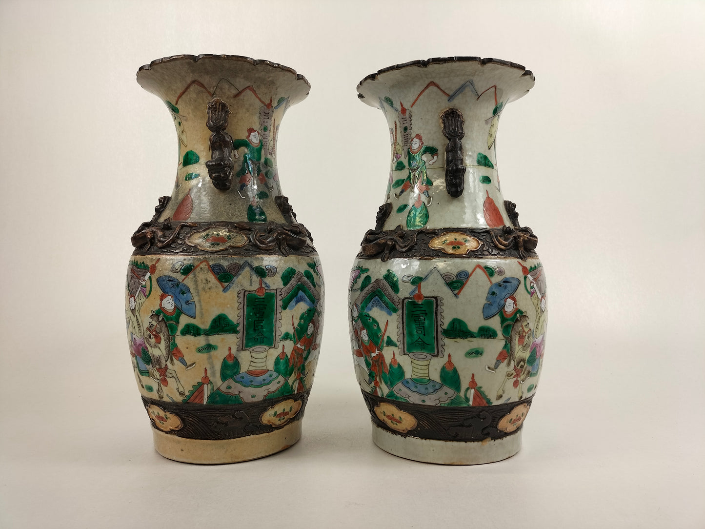 Conjunto de 2 vasos antigos chineses de Nanquim decorados com guerreiros // Dinastia Qing - século XIX