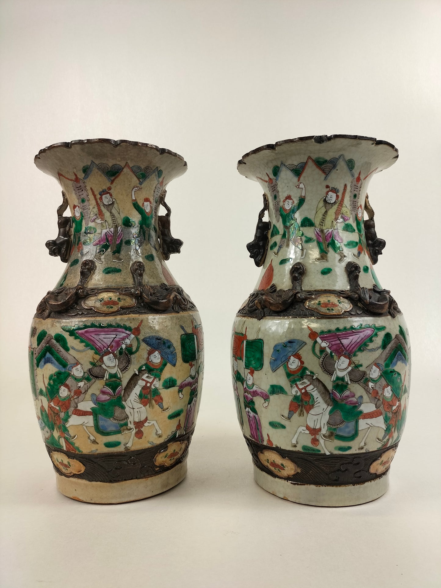 Conjunto de 2 vasos antigos chineses de Nanquim decorados com guerreiros // Dinastia Qing - século XIX