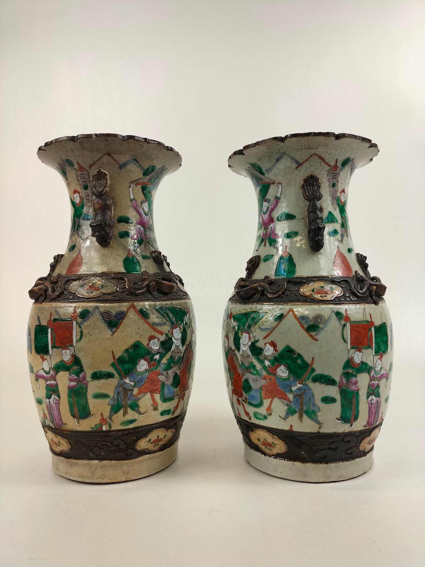 Conjunto de 2 vasos antigos chineses de Nanquim decorados com guerreiros // Dinastia Qing - século XIX