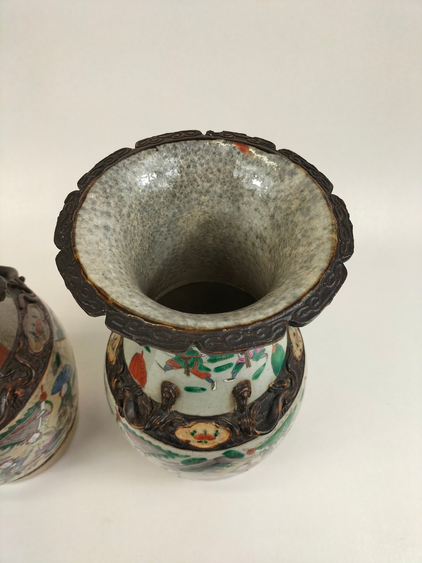 Conjunto de 2 vasos antigos chineses de Nanquim decorados com guerreiros // Dinastia Qing - século XIX