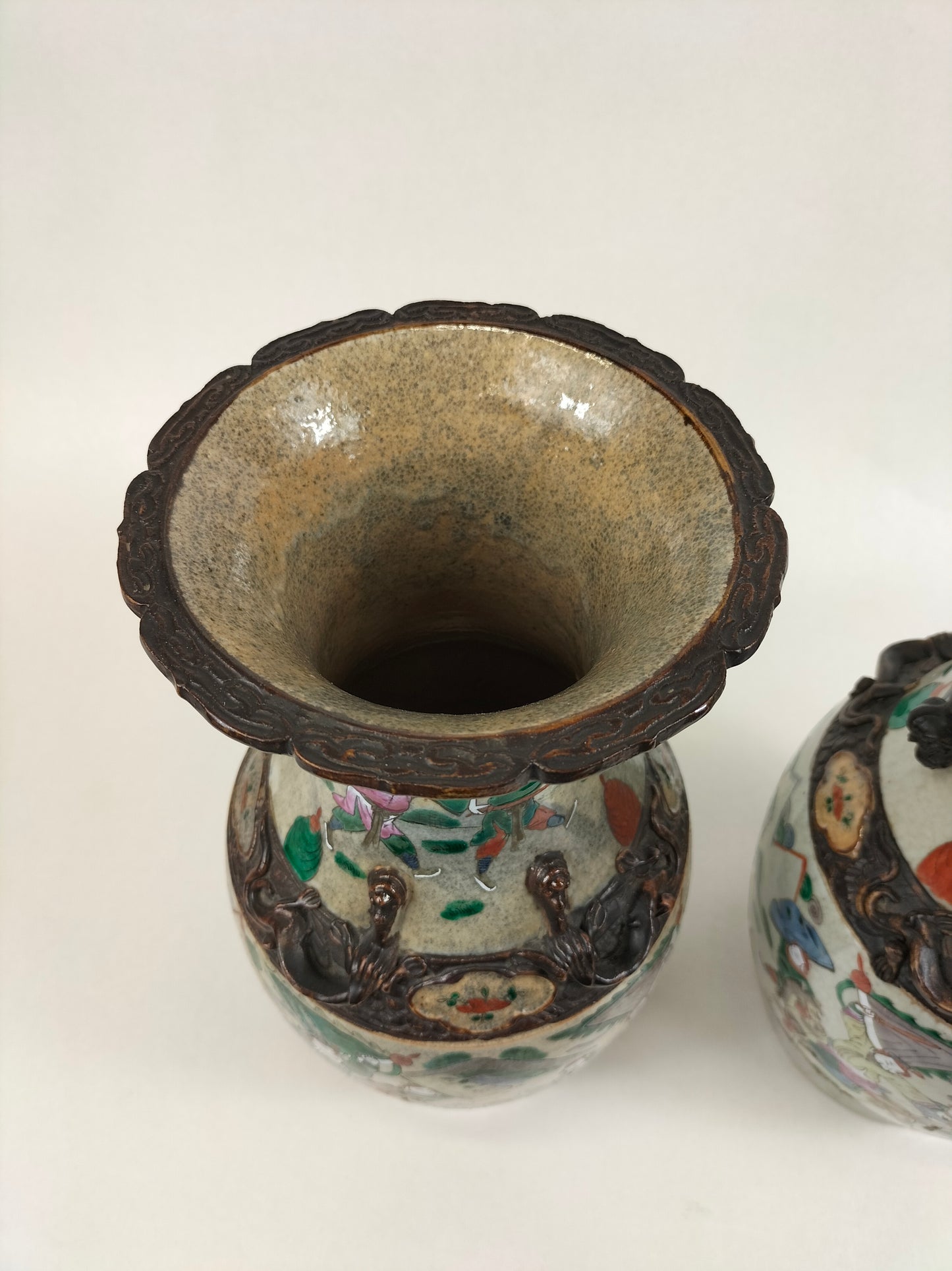 Conjunto de 2 vasos antigos chineses de Nanquim decorados com guerreiros // Dinastia Qing - século XIX