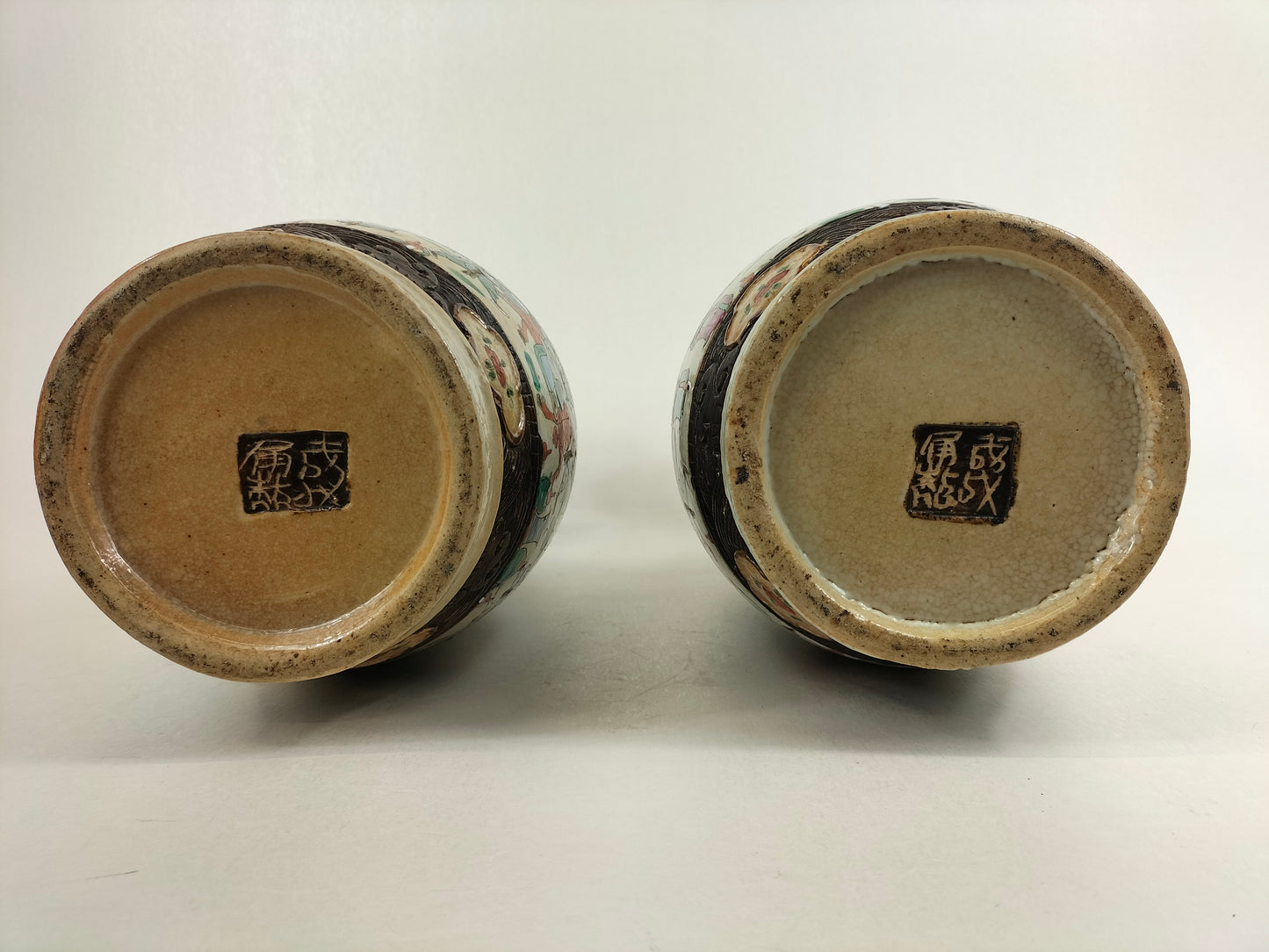 Conjunto de 2 vasos antigos chineses de Nanquim decorados com guerreiros // Dinastia Qing - século XIX