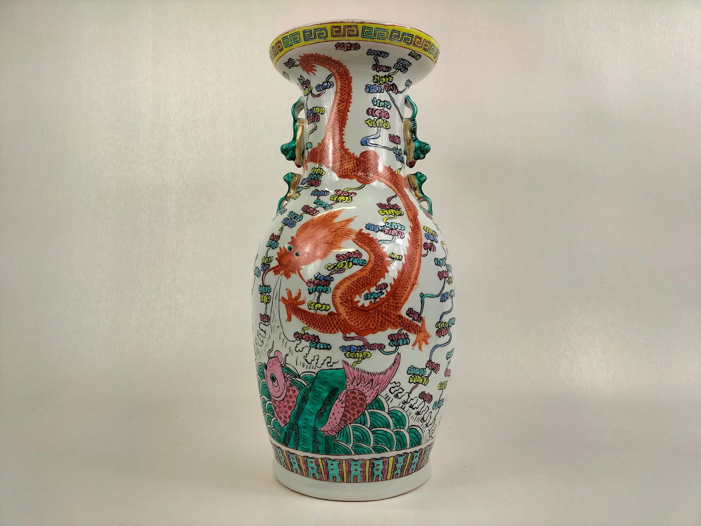 Vase chinois famille rose à décor de dragons impériaux et de carpes // XXe siècle