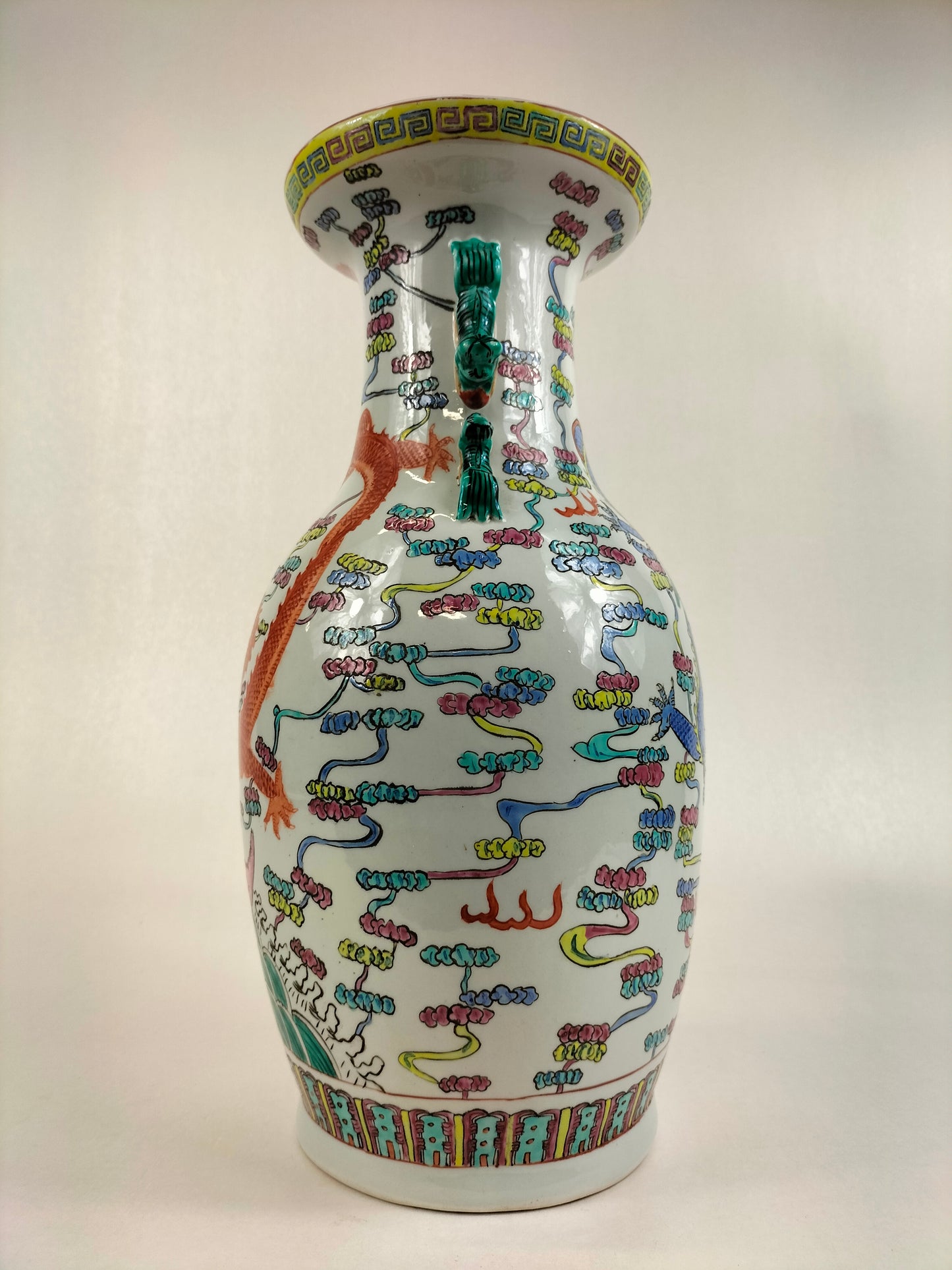 Vase chinois famille rose à décor de dragons impériaux et de carpes // XXe siècle