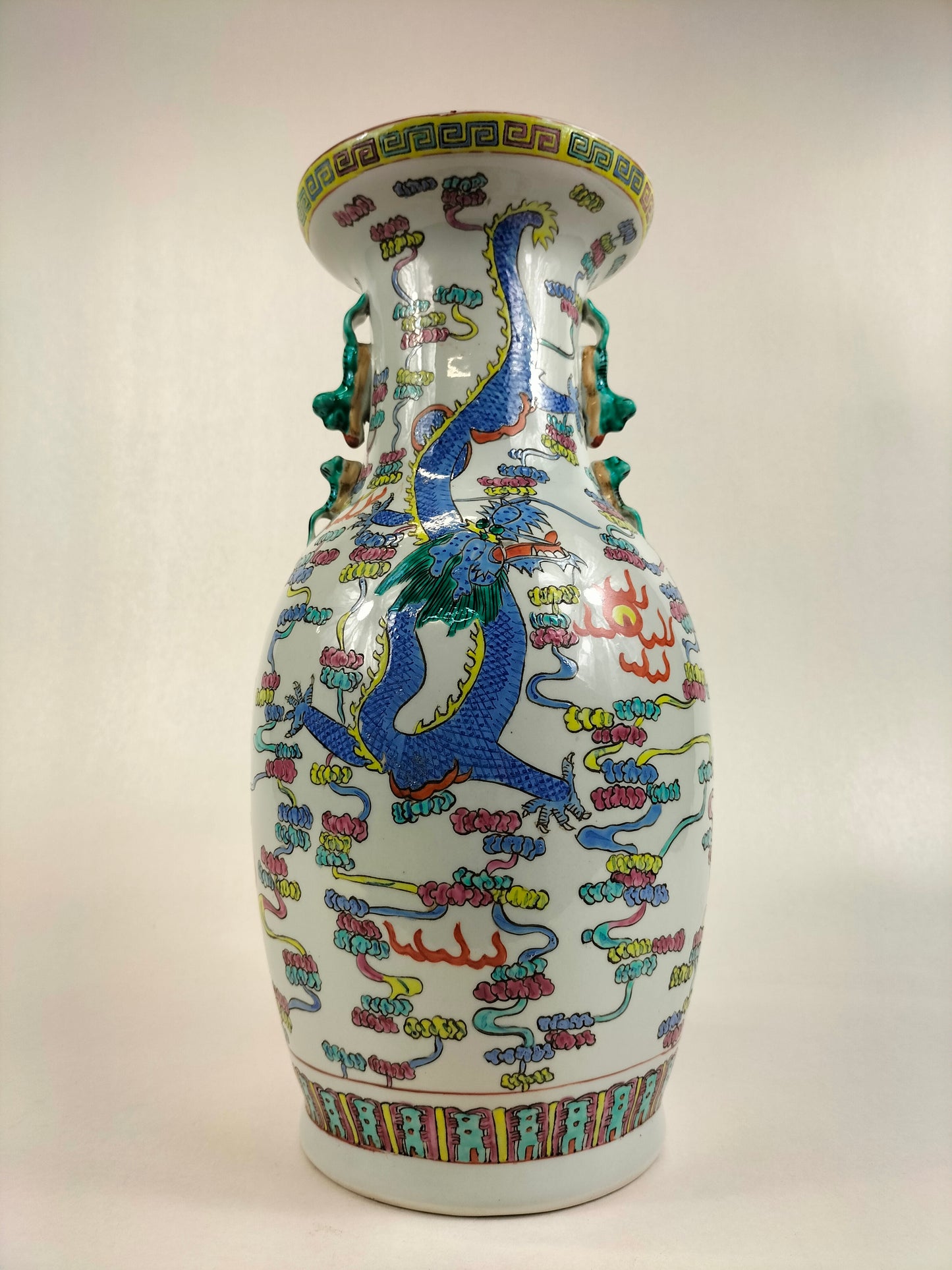 Vase chinois famille rose à décor de dragons impériaux et de carpes // XXe siècle