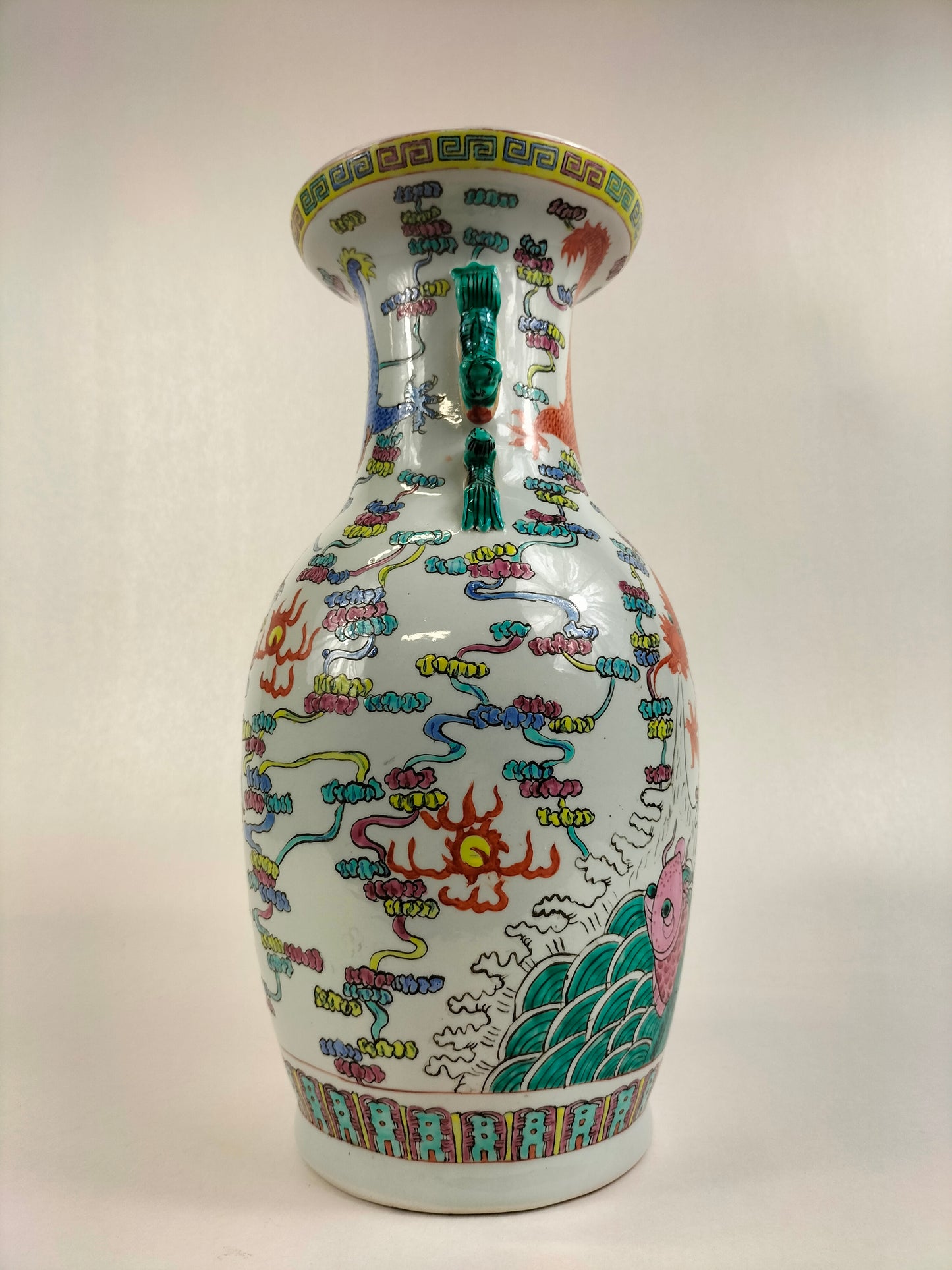 Vase chinois famille rose à décor de dragons impériaux et de carpes // XXe siècle