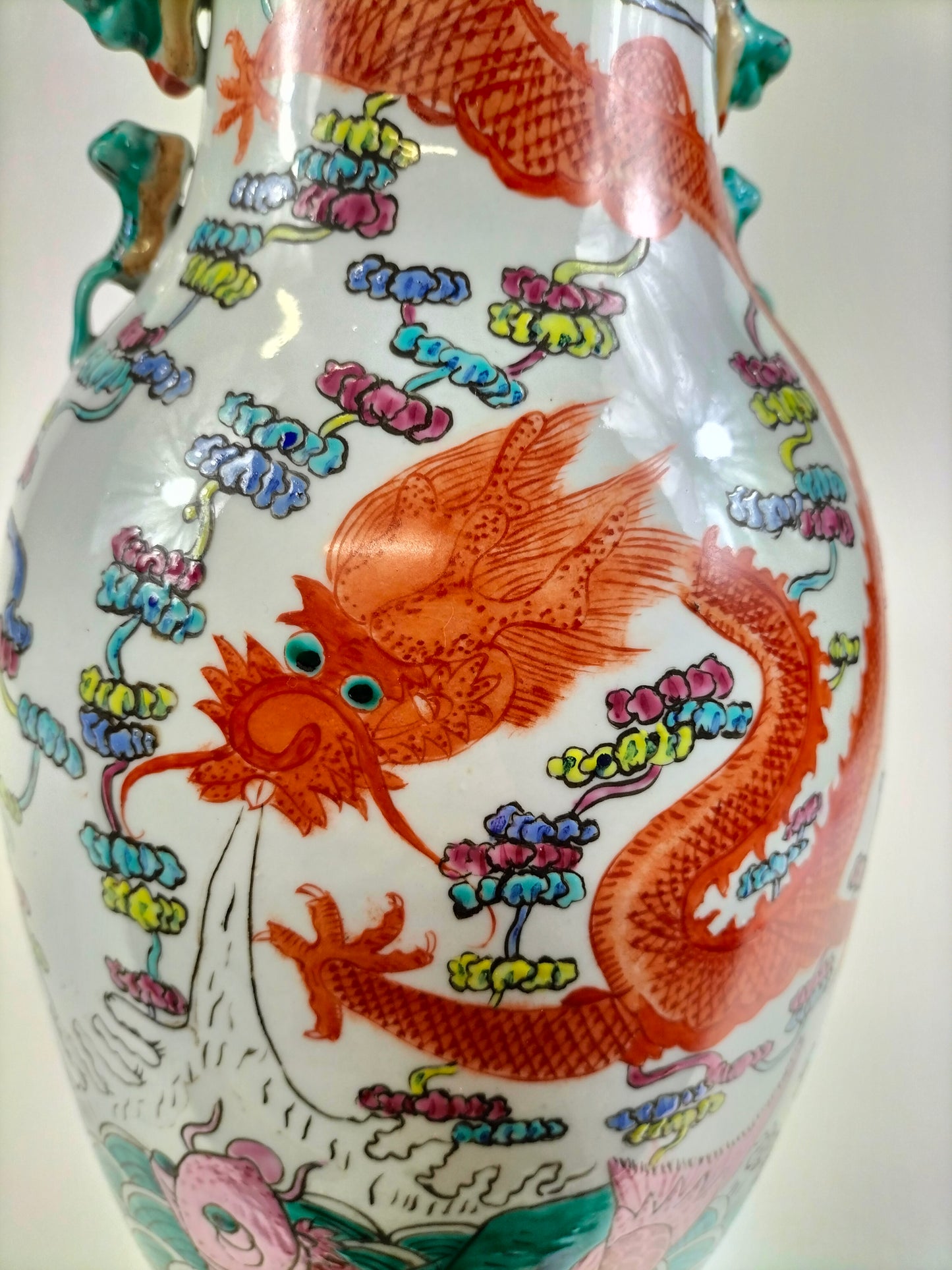 Vase chinois famille rose à décor de dragons impériaux et de carpes // XXe siècle