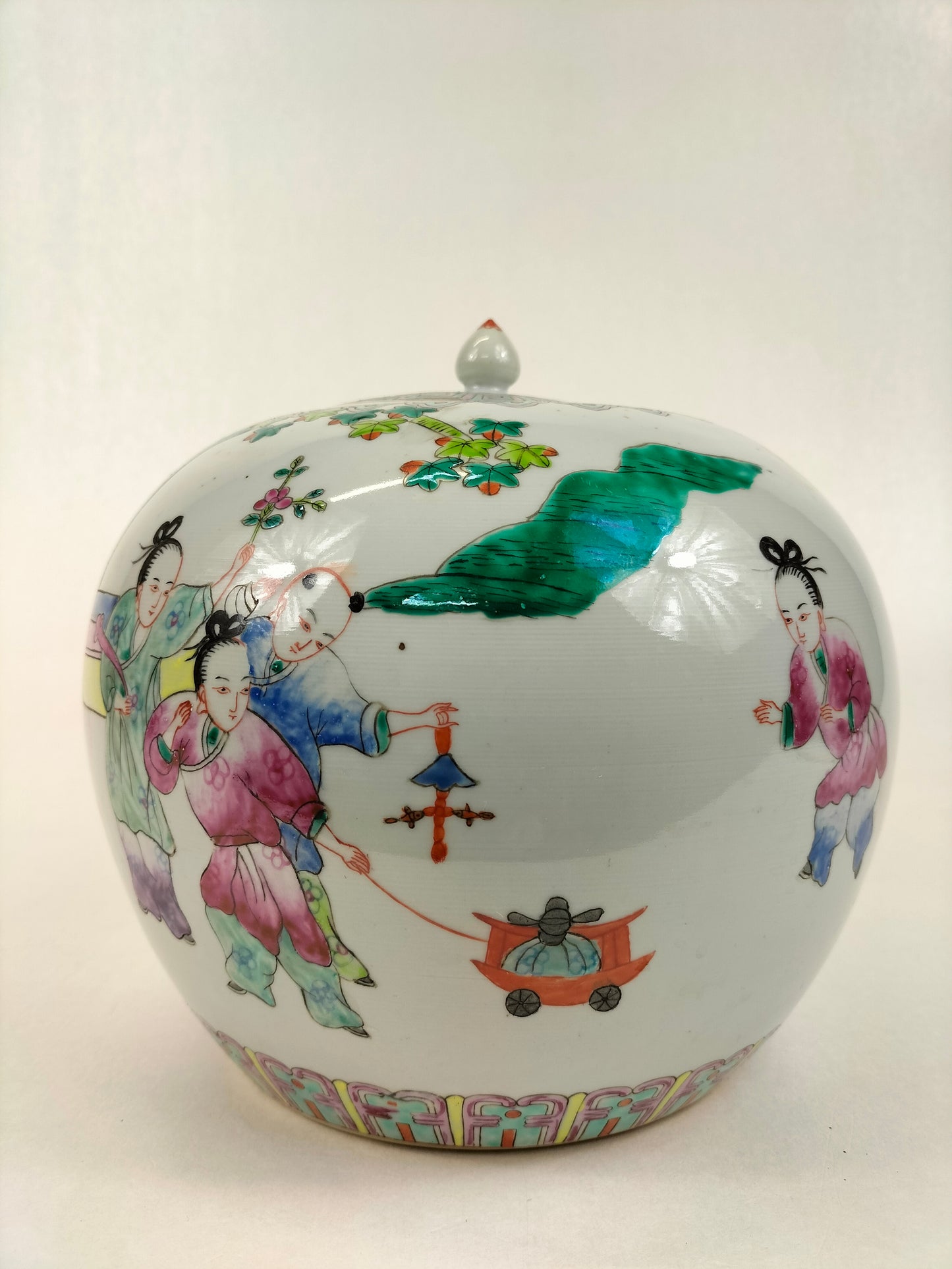 Pot à gingembre chinois famille rose à décor de personnages et d'enfants jouant // XXe siècle