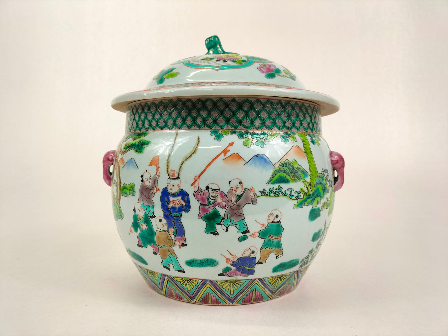 Vase chinois famille verte à couvercle décoré d'enfants jouant // 20e siècle