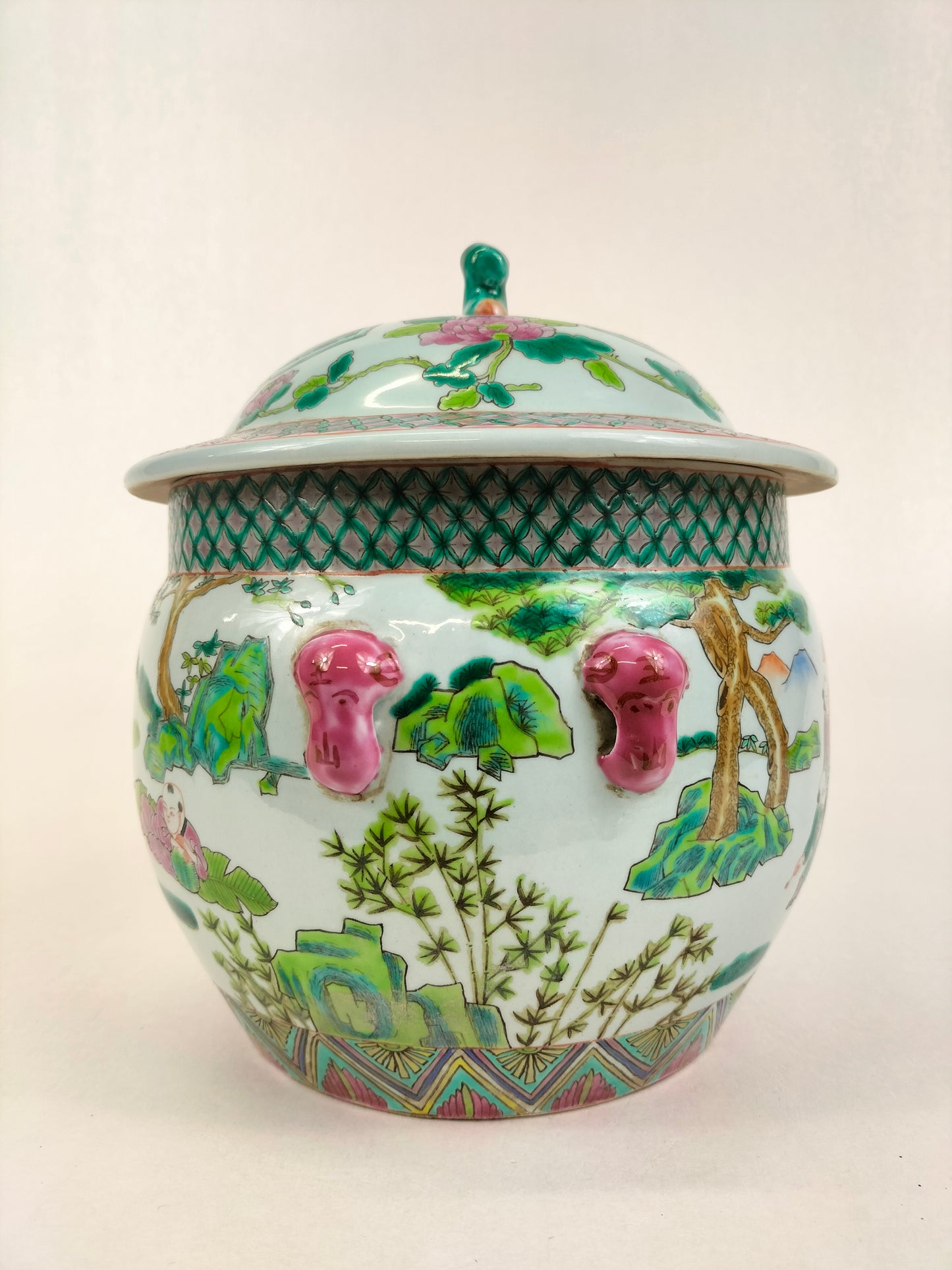 Vase chinois famille verte à couvercle décoré d'enfants jouant // 20e siècle