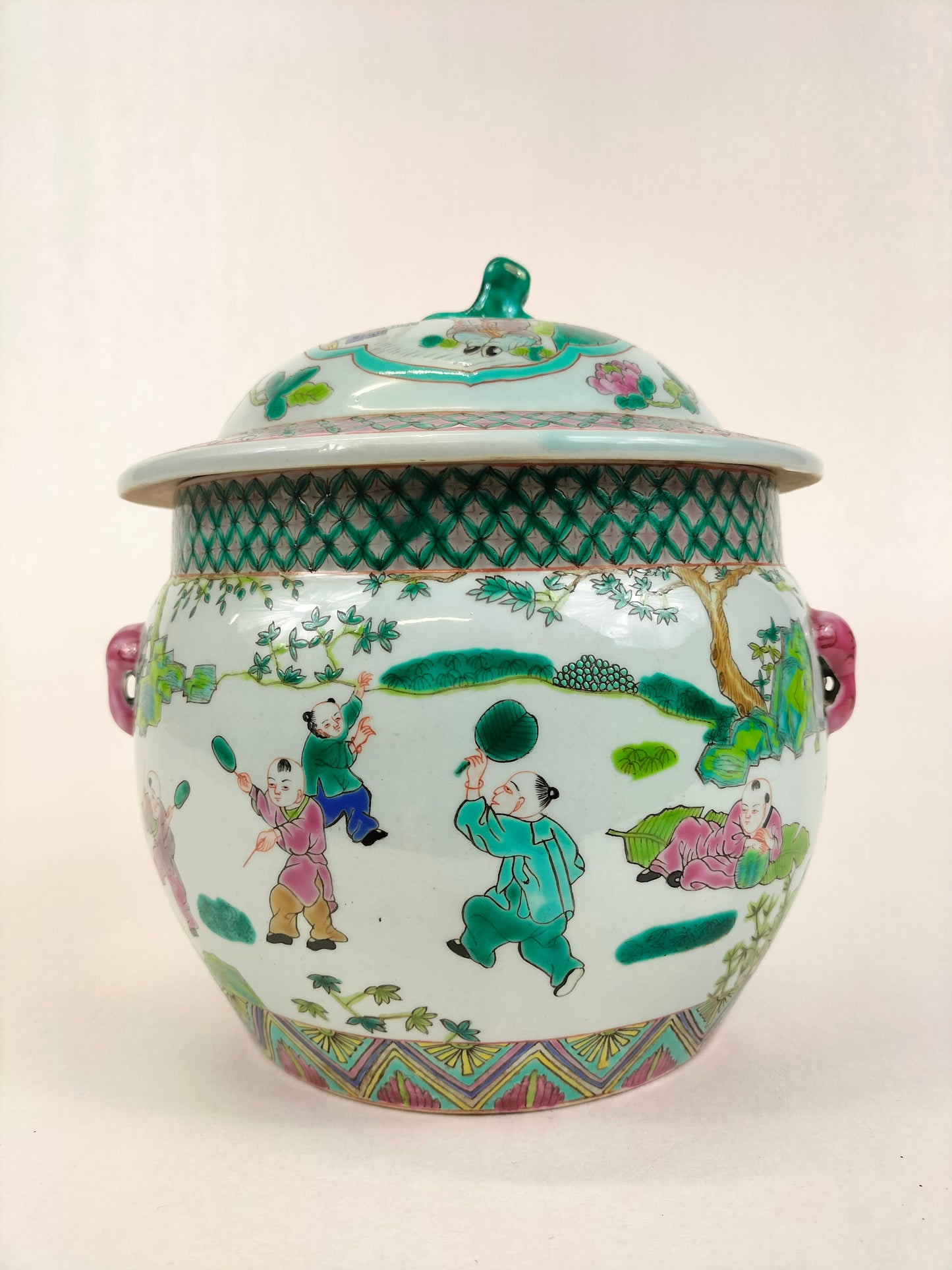 Vase chinois famille verte à couvercle décoré d'enfants jouant // 20e siècle