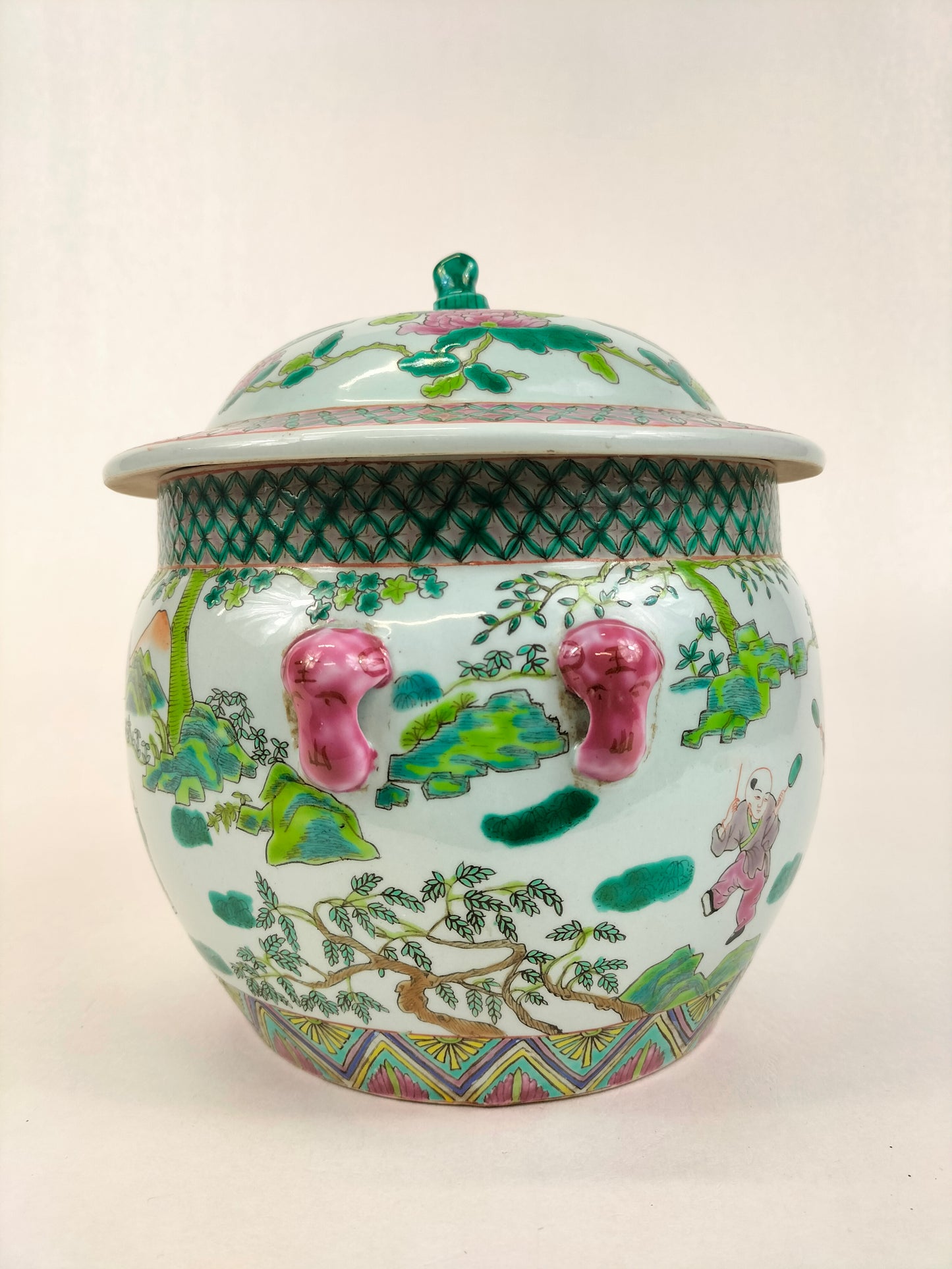 Vase chinois famille verte à couvercle décoré d'enfants jouant // 20e siècle