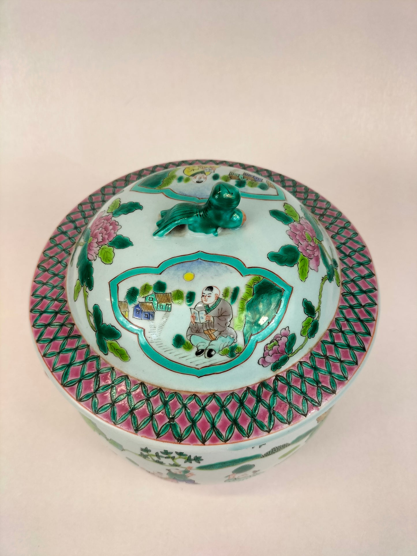 Vase chinois famille verte à couvercle décoré d'enfants jouant // 20e siècle