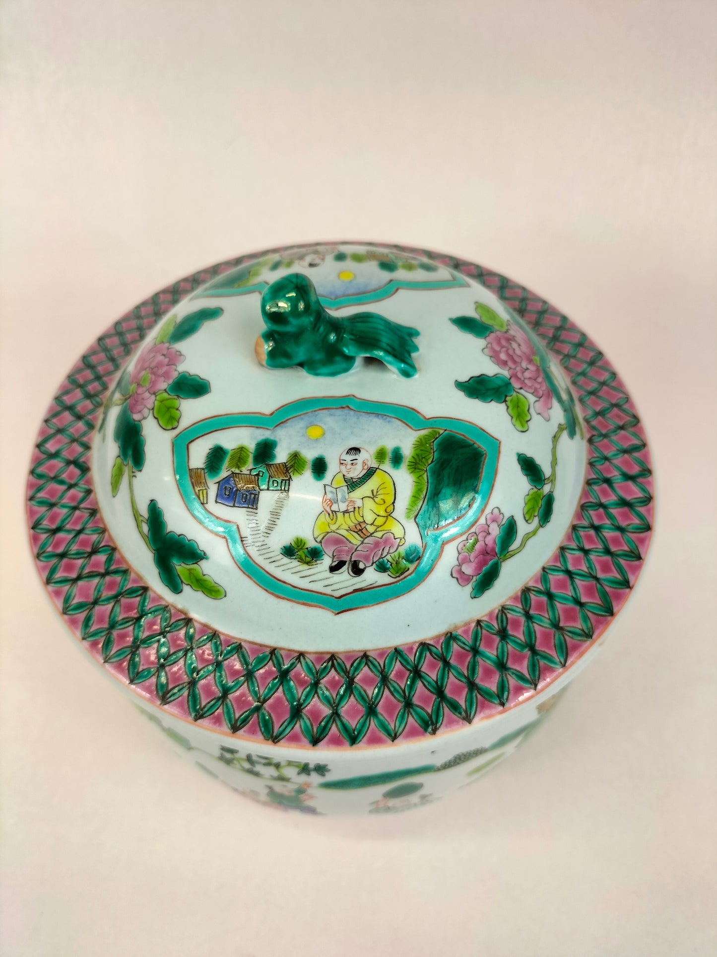 Vase chinois famille verte à couvercle décoré d'enfants jouant // 20e siècle