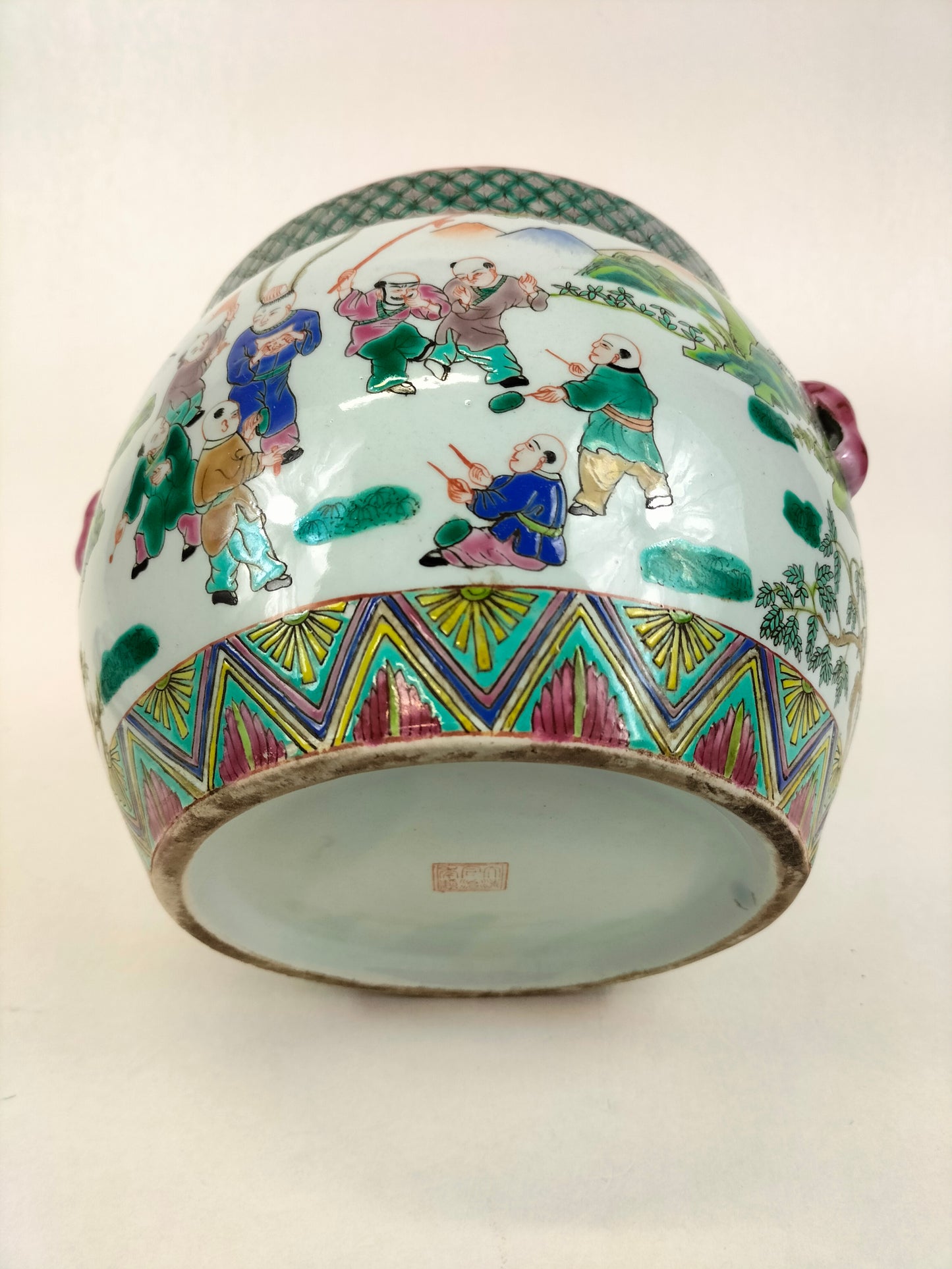 Vase chinois famille verte à couvercle décoré d'enfants jouant // 20e siècle