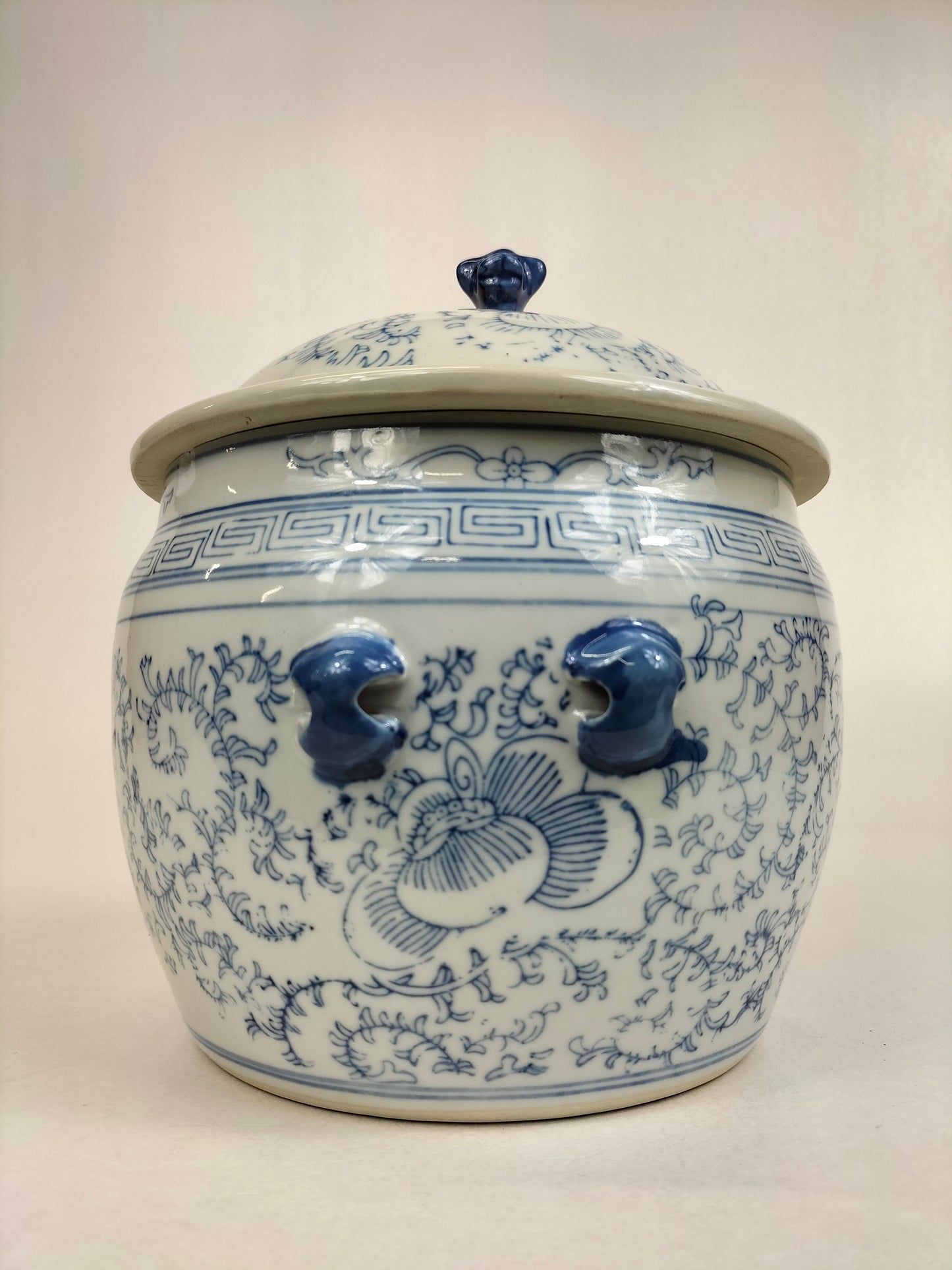 Jarre chinoise à couvercle décorée de motifs floraux // Bleu et blanc - XXe siècle