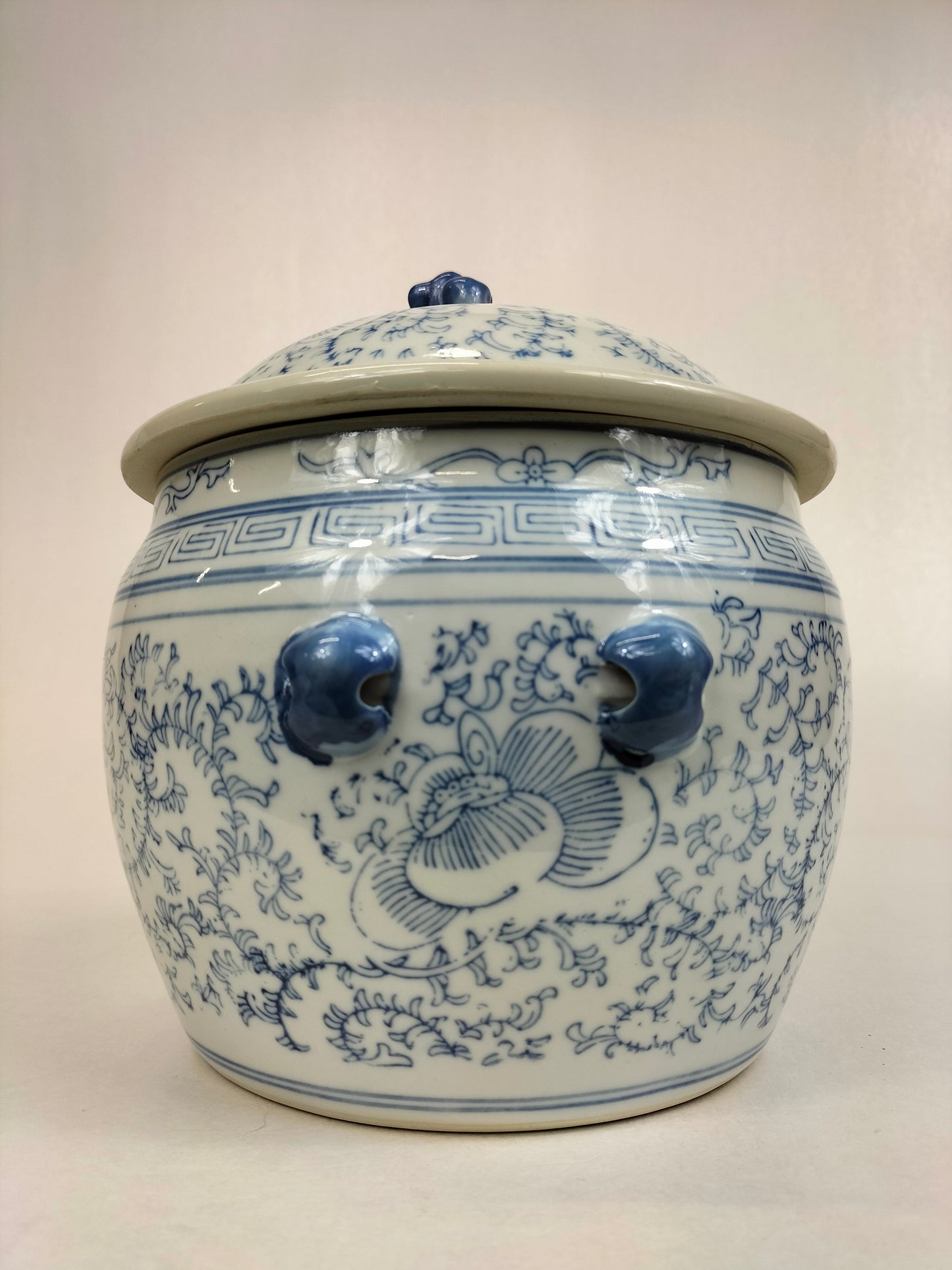 Jarre chinoise à couvercle décorée de motifs floraux // Bleu et blanc - XXe siècle