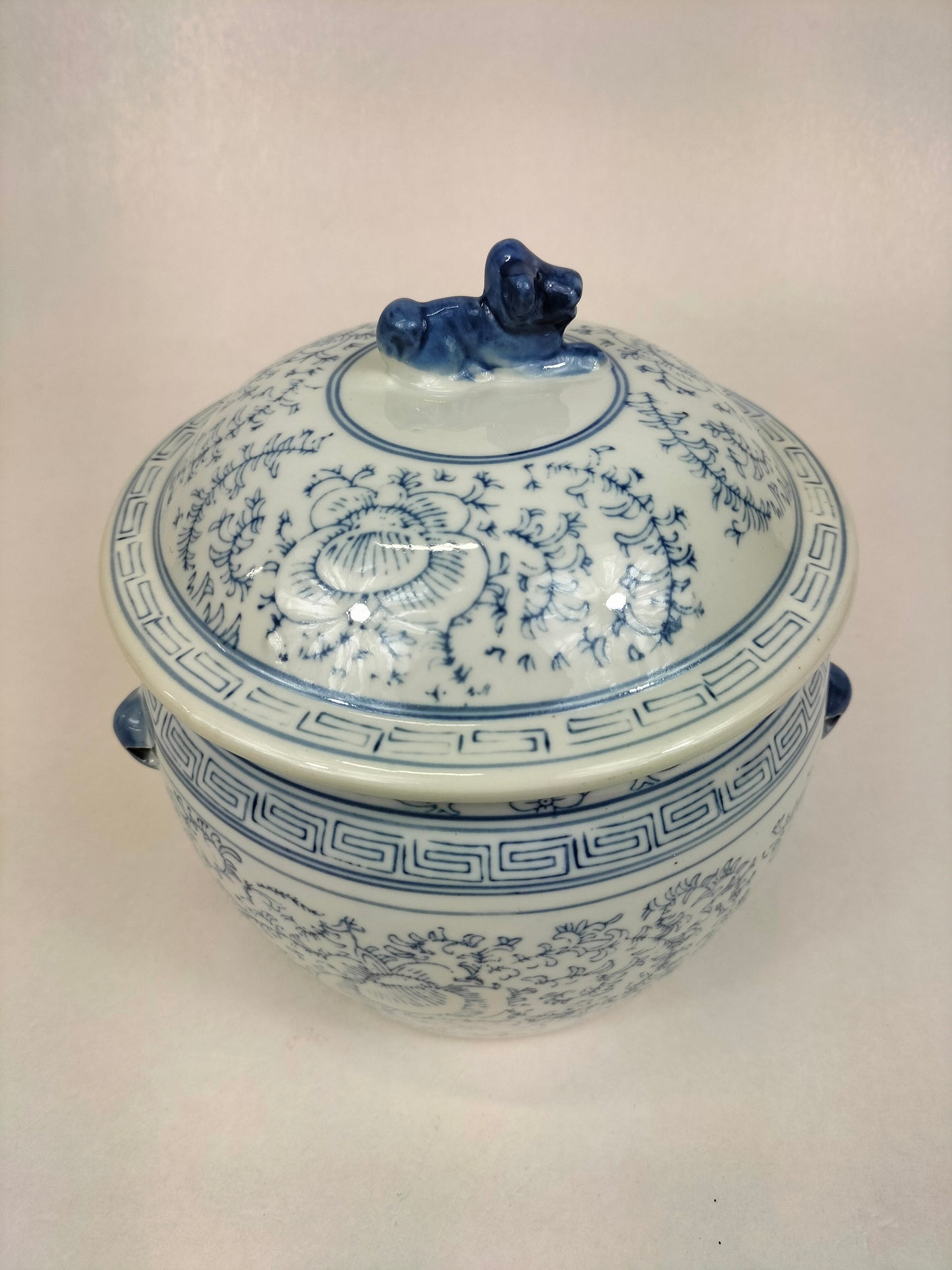 Jarre chinoise à couvercle décorée de motifs floraux // Bleu et blanc - XXe siècle