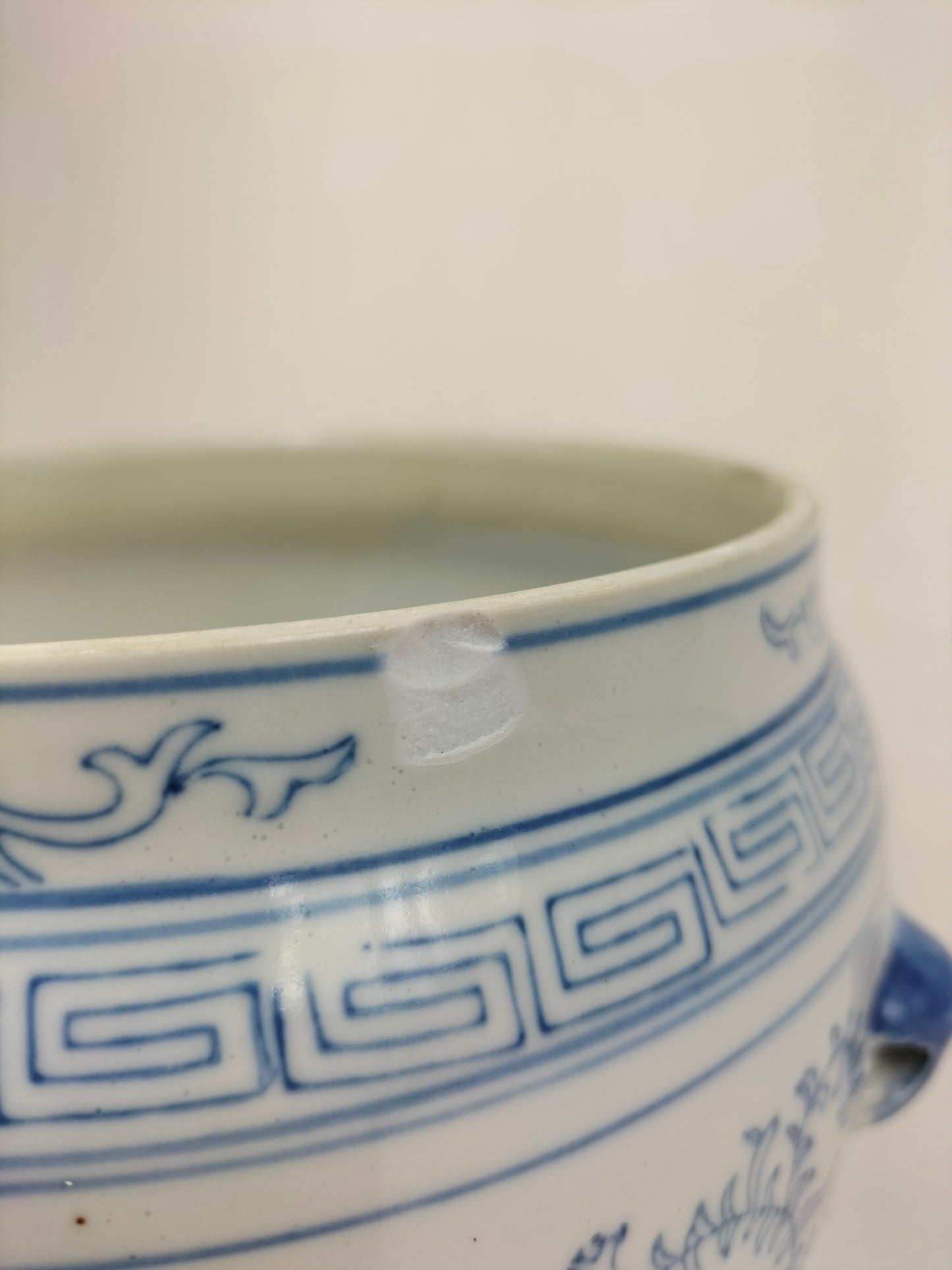 Jarre chinoise à couvercle décorée de motifs floraux // Bleu et blanc - XXe siècle