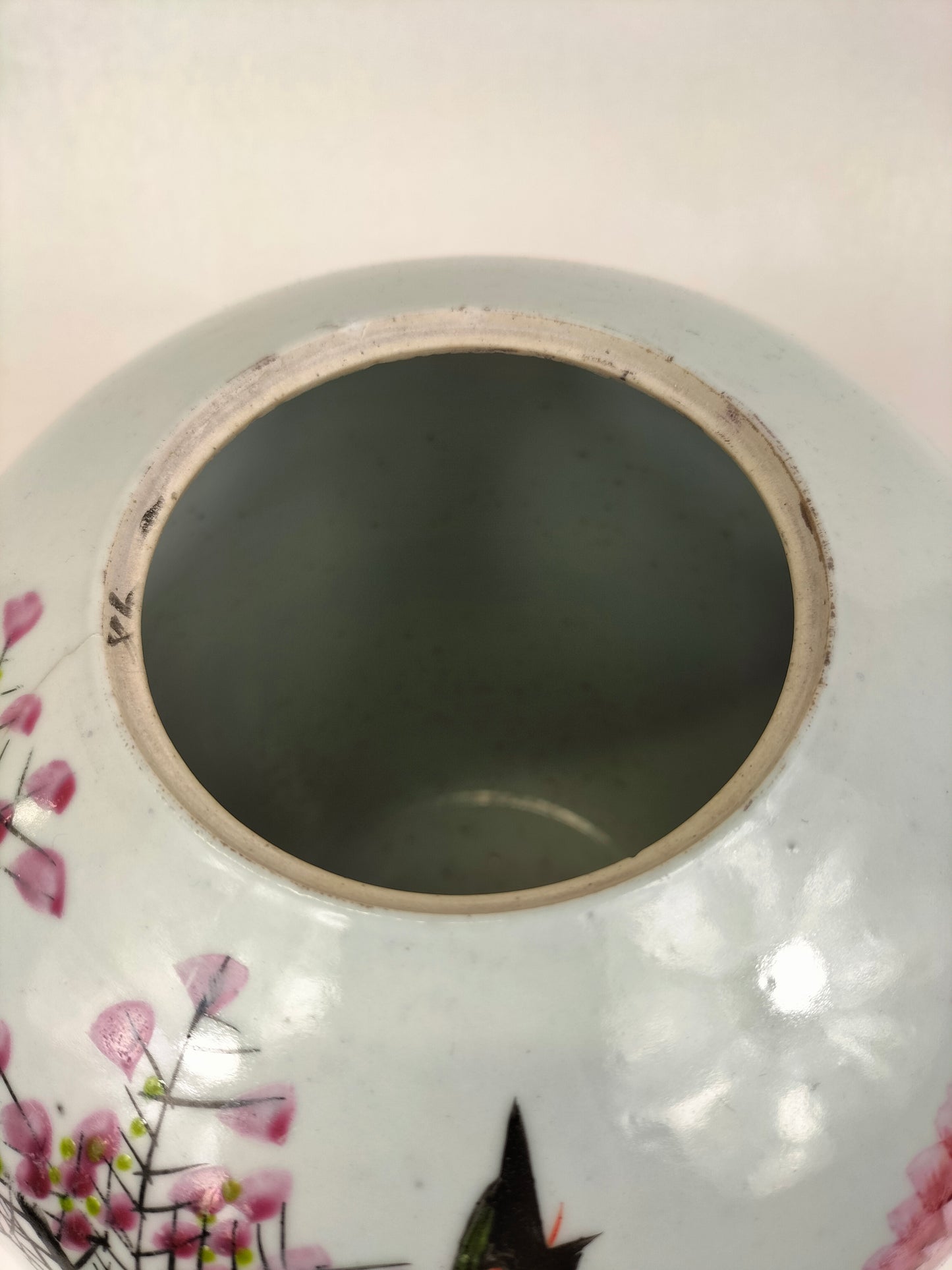 Ancien pot à gingembre chinois qianjiang cai décoré d'un oiseau et de fleurs // Période République (1912-1949)