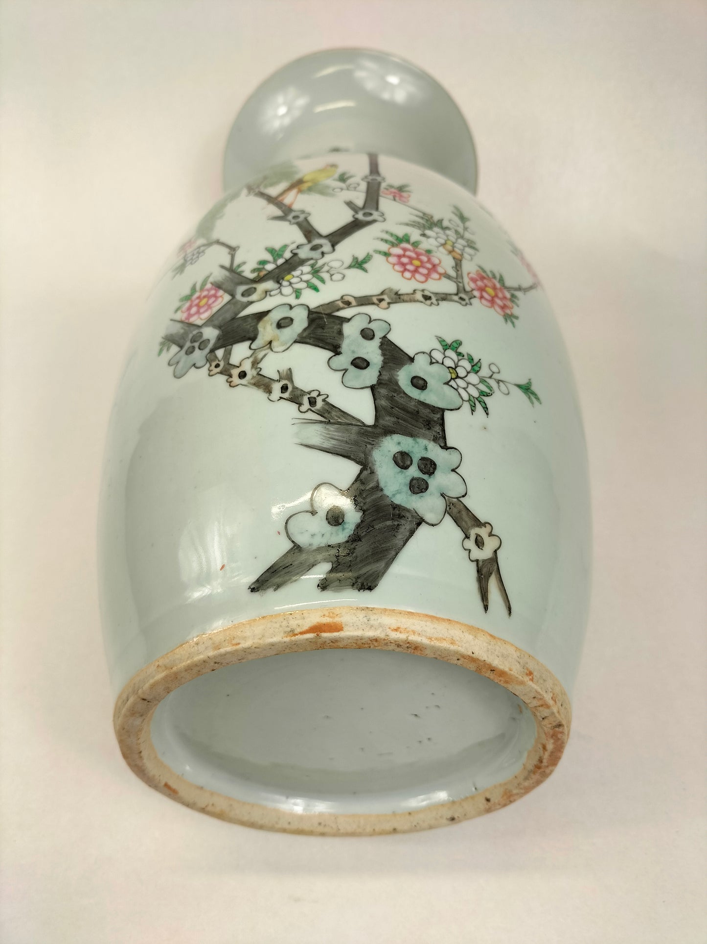 Antigo vaso chinês da família rosa decorado com flores e pássaros // Período da República (1912-1949)