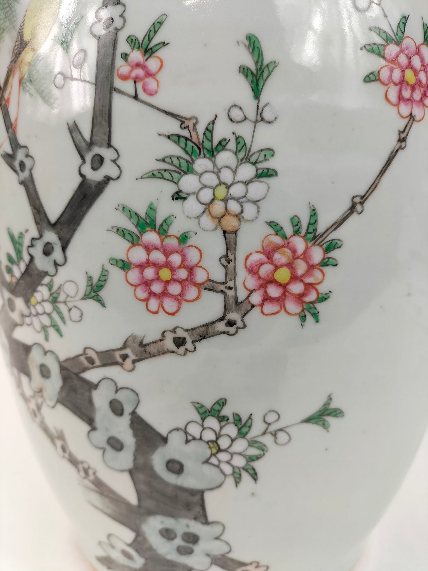 Antigo vaso chinês da família rosa decorado com flores e pássaros // Período da República (1912-1949)