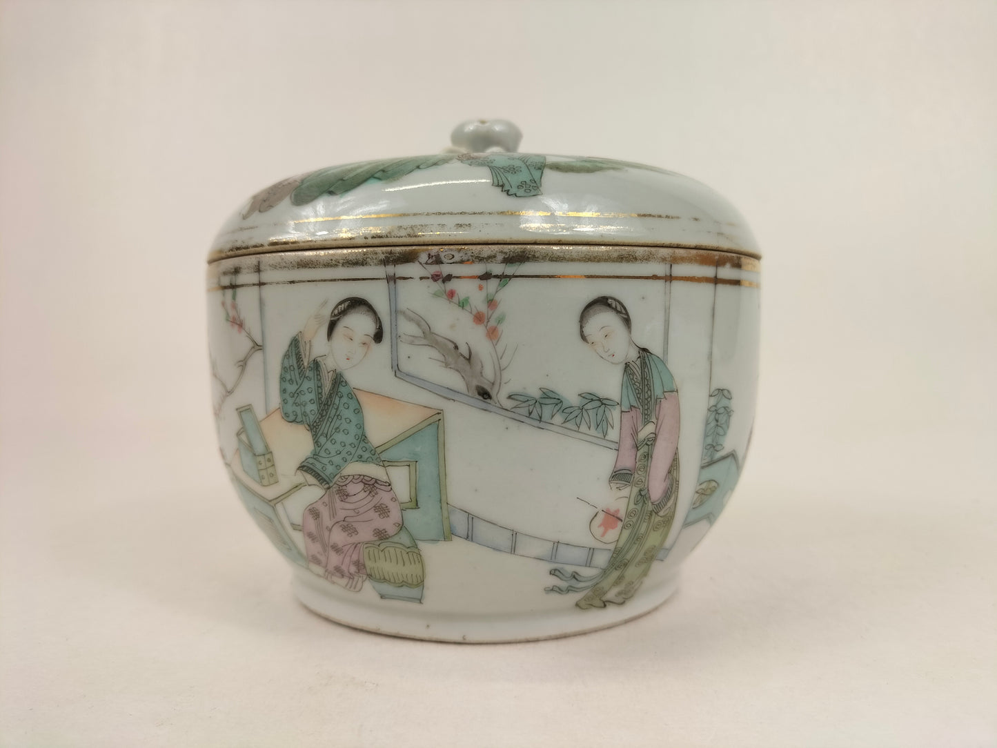 Antique Chinese lidded jar decorated with a garden scene // Republic period (1912-1949)