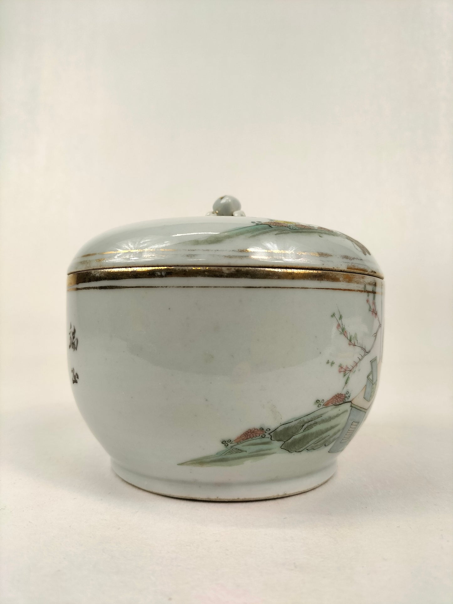 Antique Chinese lidded jar decorated with a garden scene // Republic period (1912-1949)