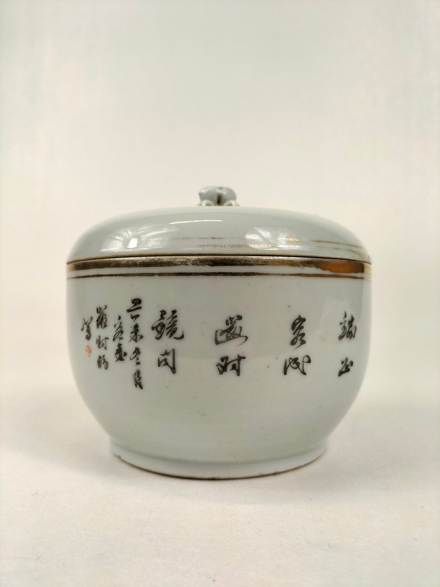 Antique Chinese lidded jar decorated with a garden scene // Republic period (1912-1949)