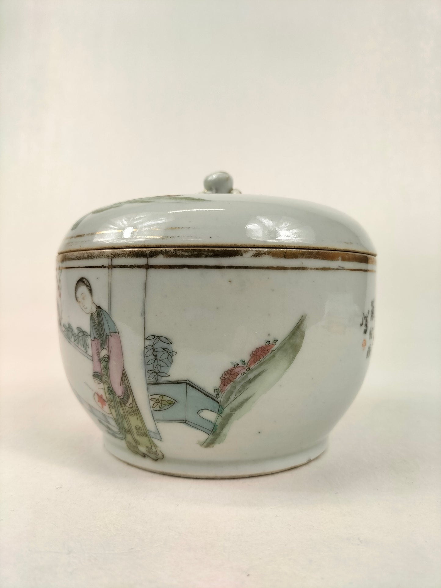 Antique Chinese lidded jar decorated with a garden scene // Republic period (1912-1949)