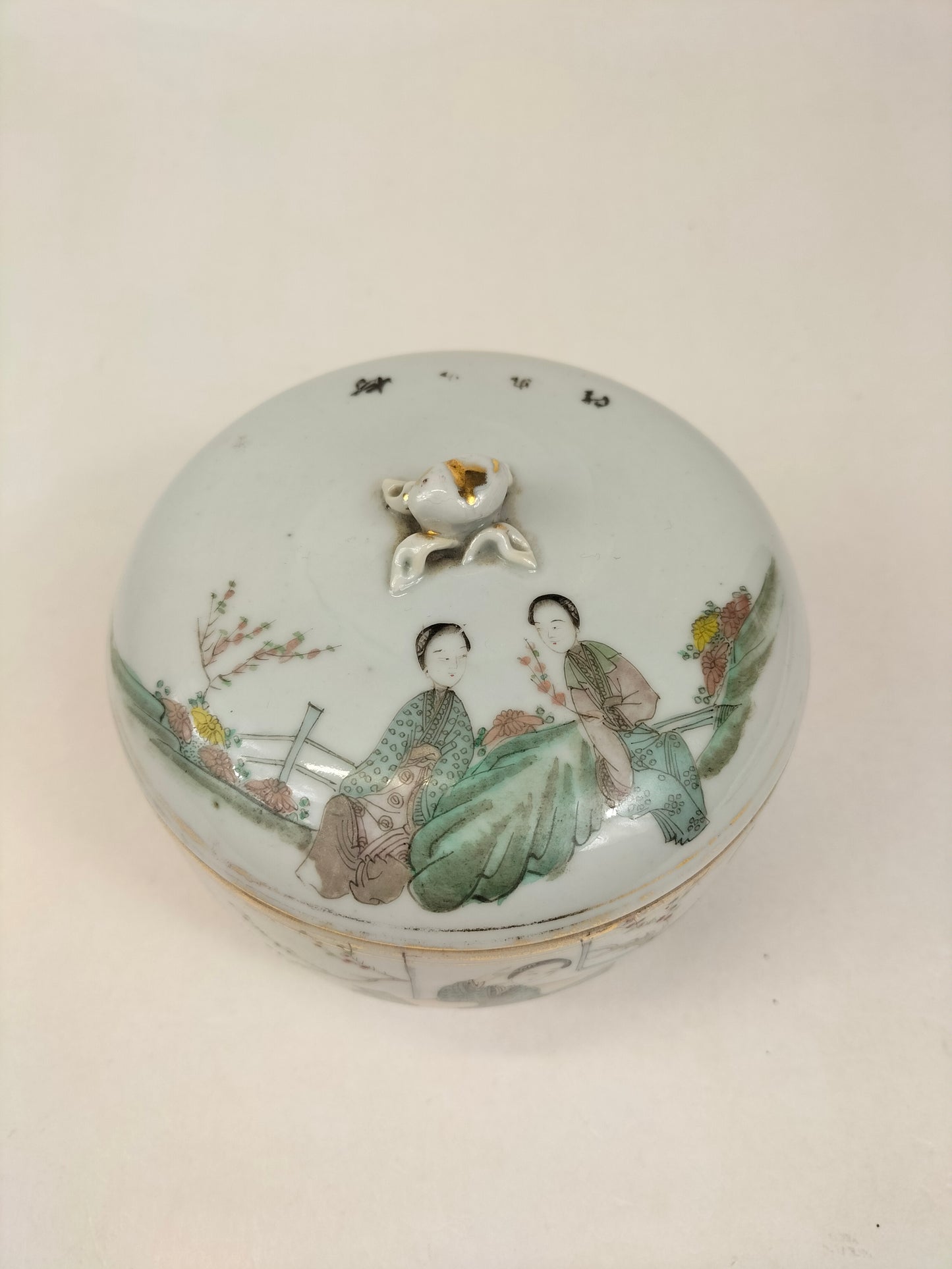 Antique Chinese lidded jar decorated with a garden scene // Republic period (1912-1949)