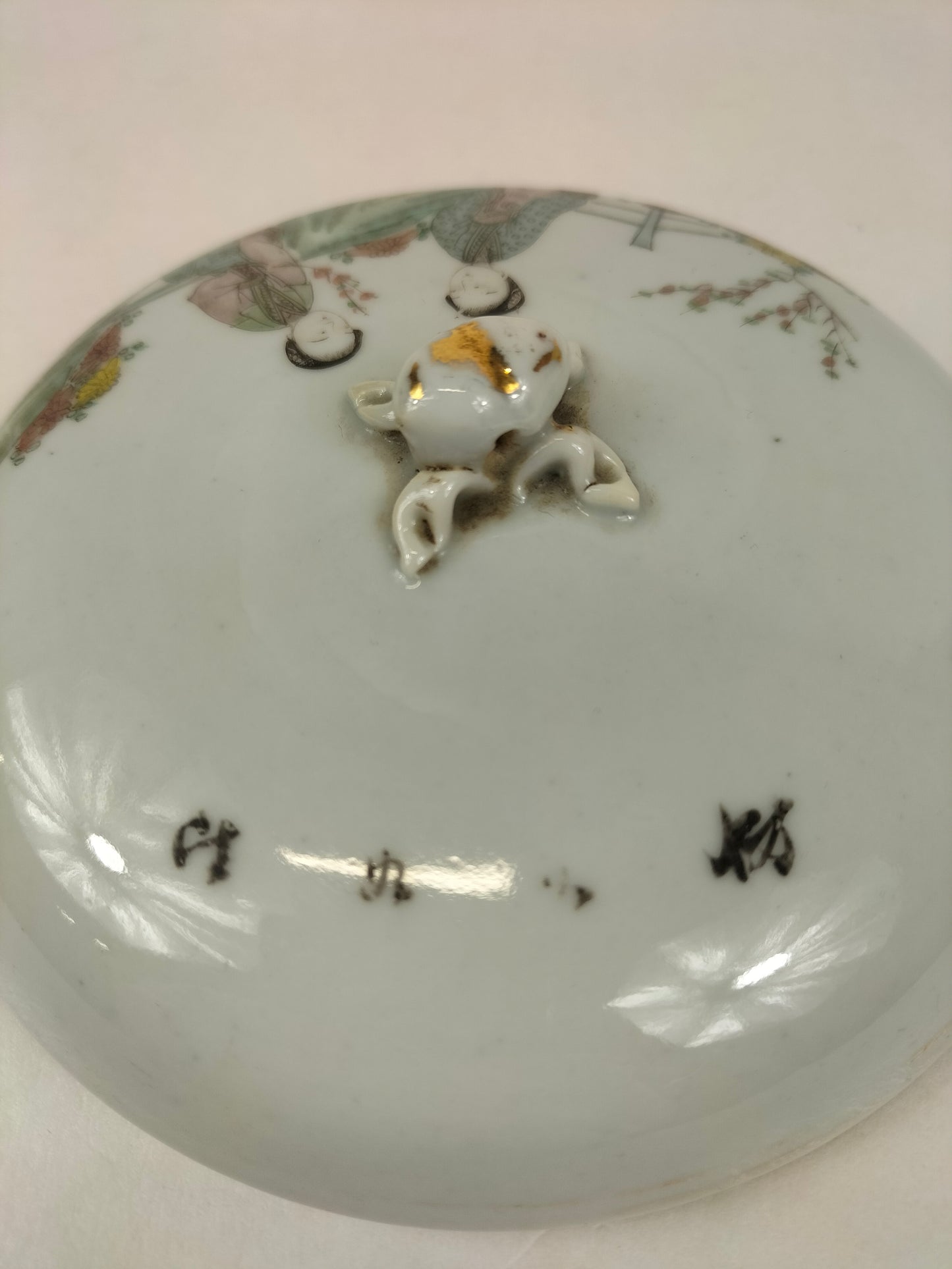 Antique Chinese lidded jar decorated with a garden scene // Republic period (1912-1949)