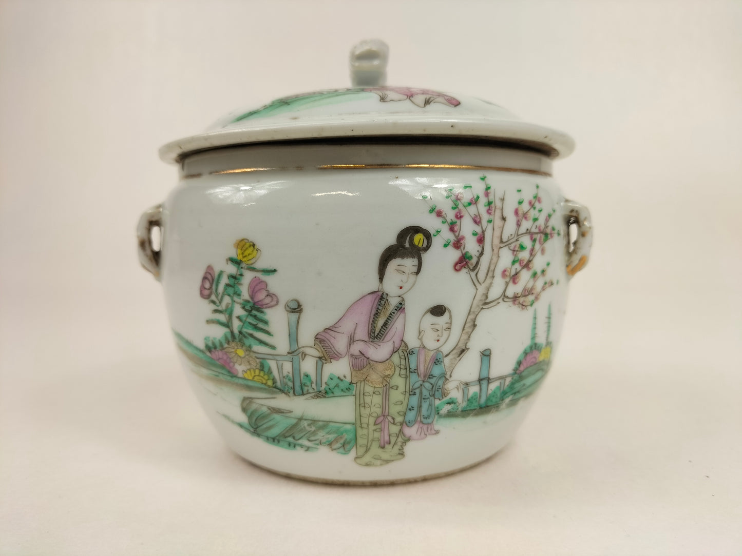 Antique Chinese lidded jar decorated with a garden scene // Republic period (1912-1949)