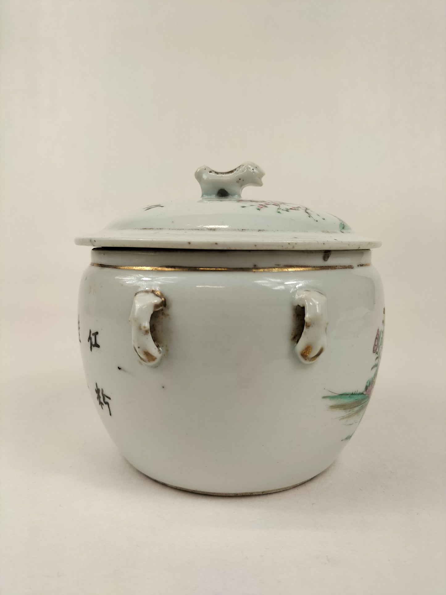 Antique Chinese lidded jar decorated with a garden scene // Republic period (1912-1949)