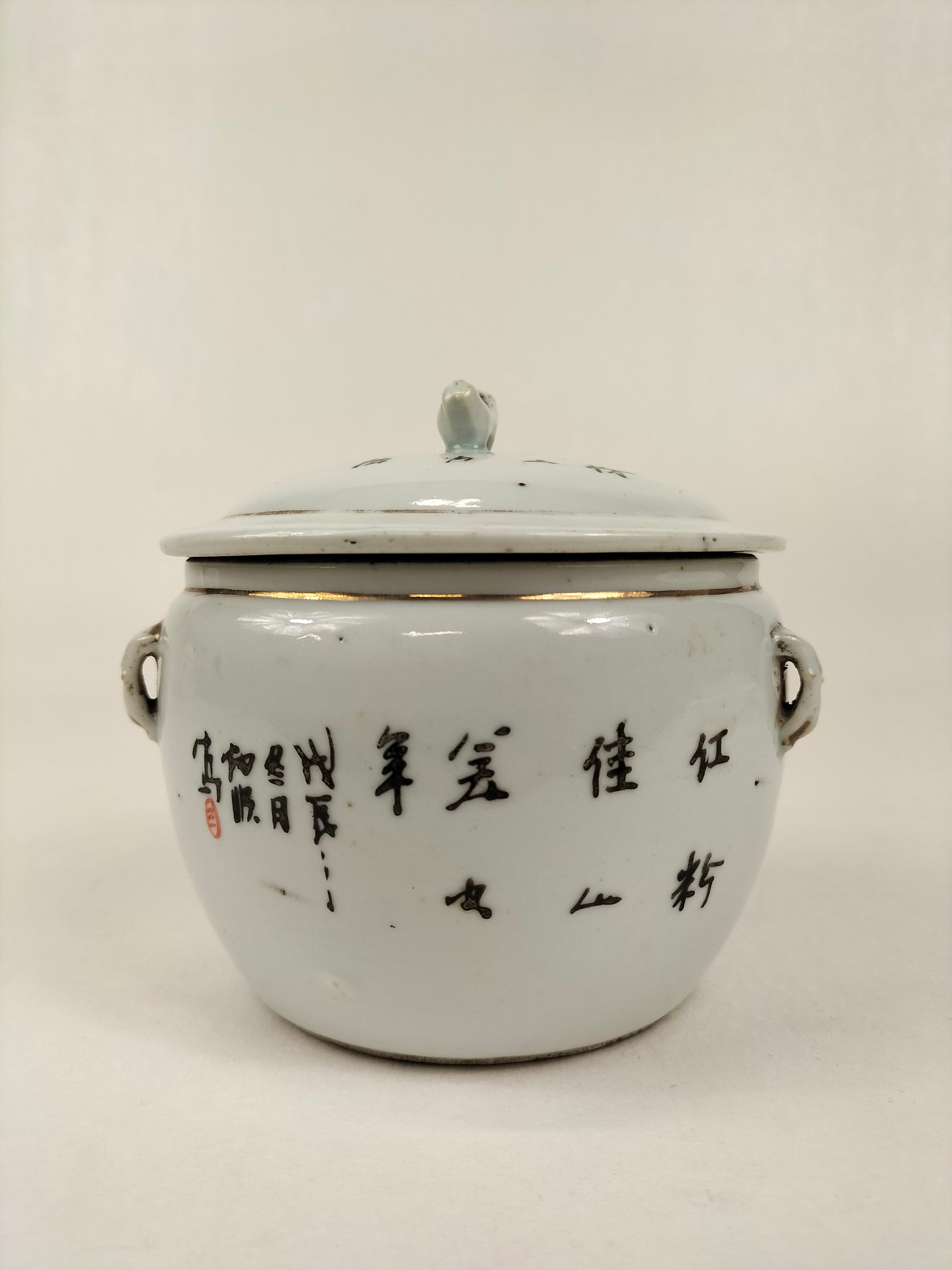 Antique Chinese lidded jar decorated with a garden scene // Republic period (1912-1949)