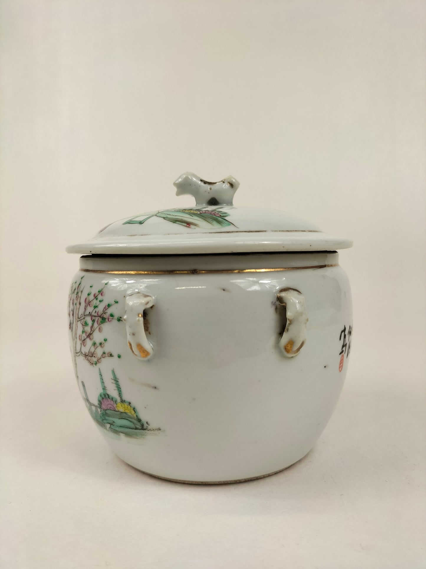 Antique Chinese lidded jar decorated with a garden scene // Republic period (1912-1949)