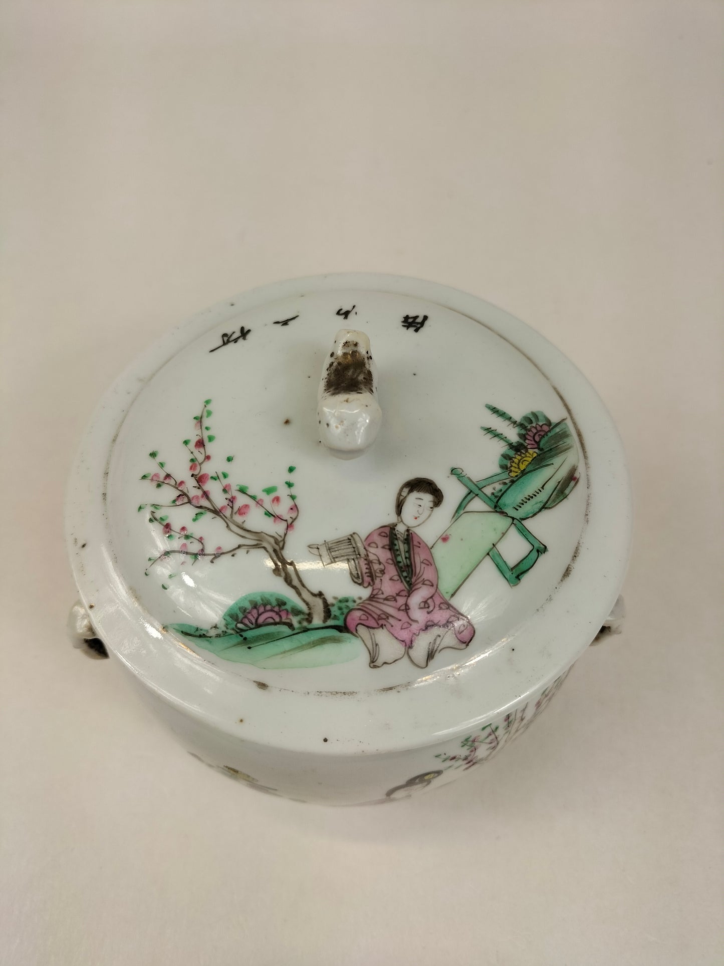 Antique Chinese lidded jar decorated with a garden scene // Republic period (1912-1949)