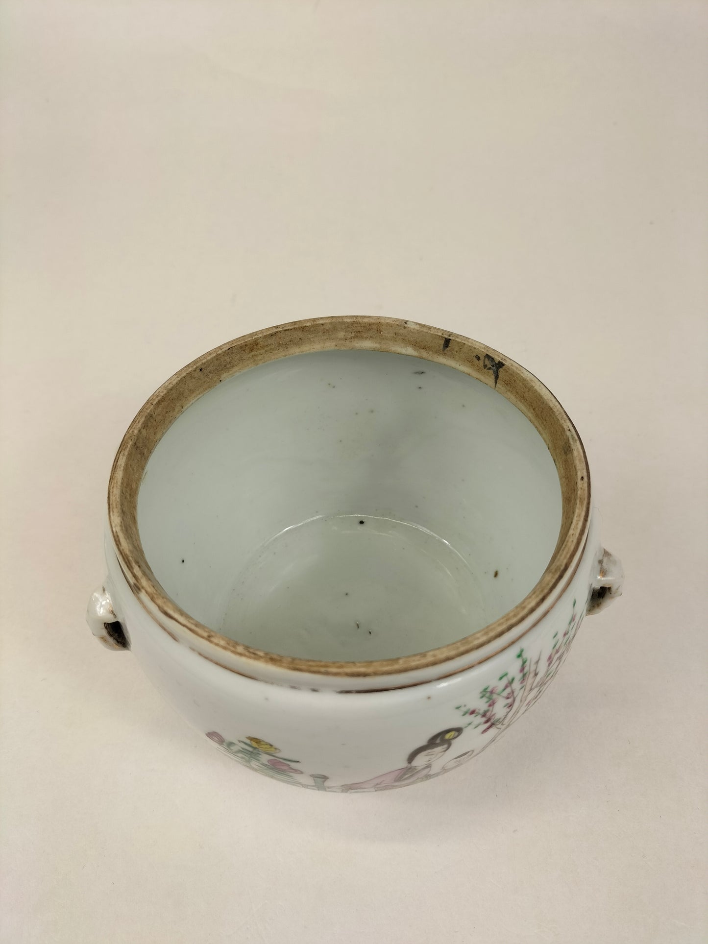 Antique Chinese lidded jar decorated with a garden scene // Republic period (1912-1949)